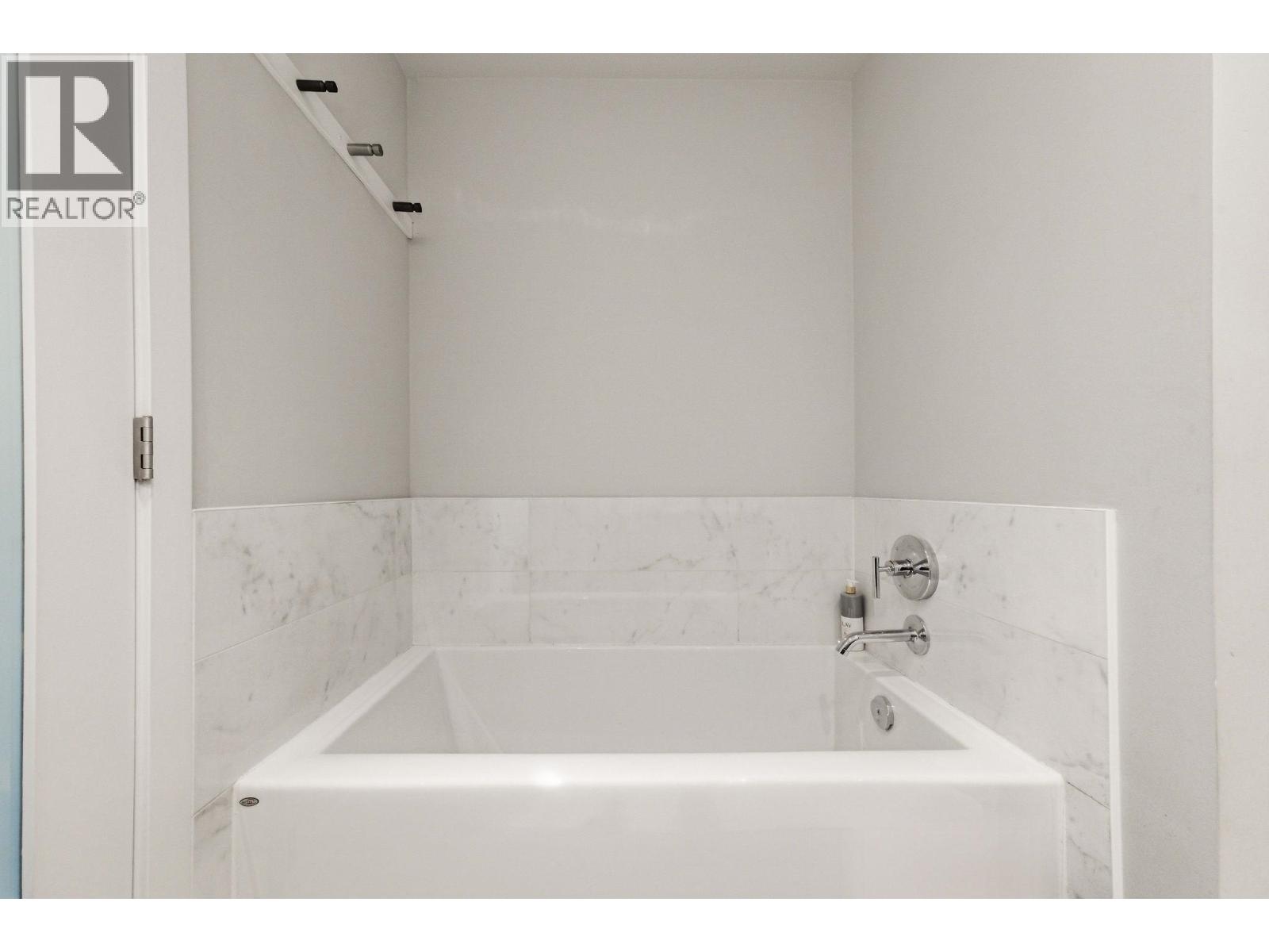 208 135 W 2ND STREET, North Vancouver