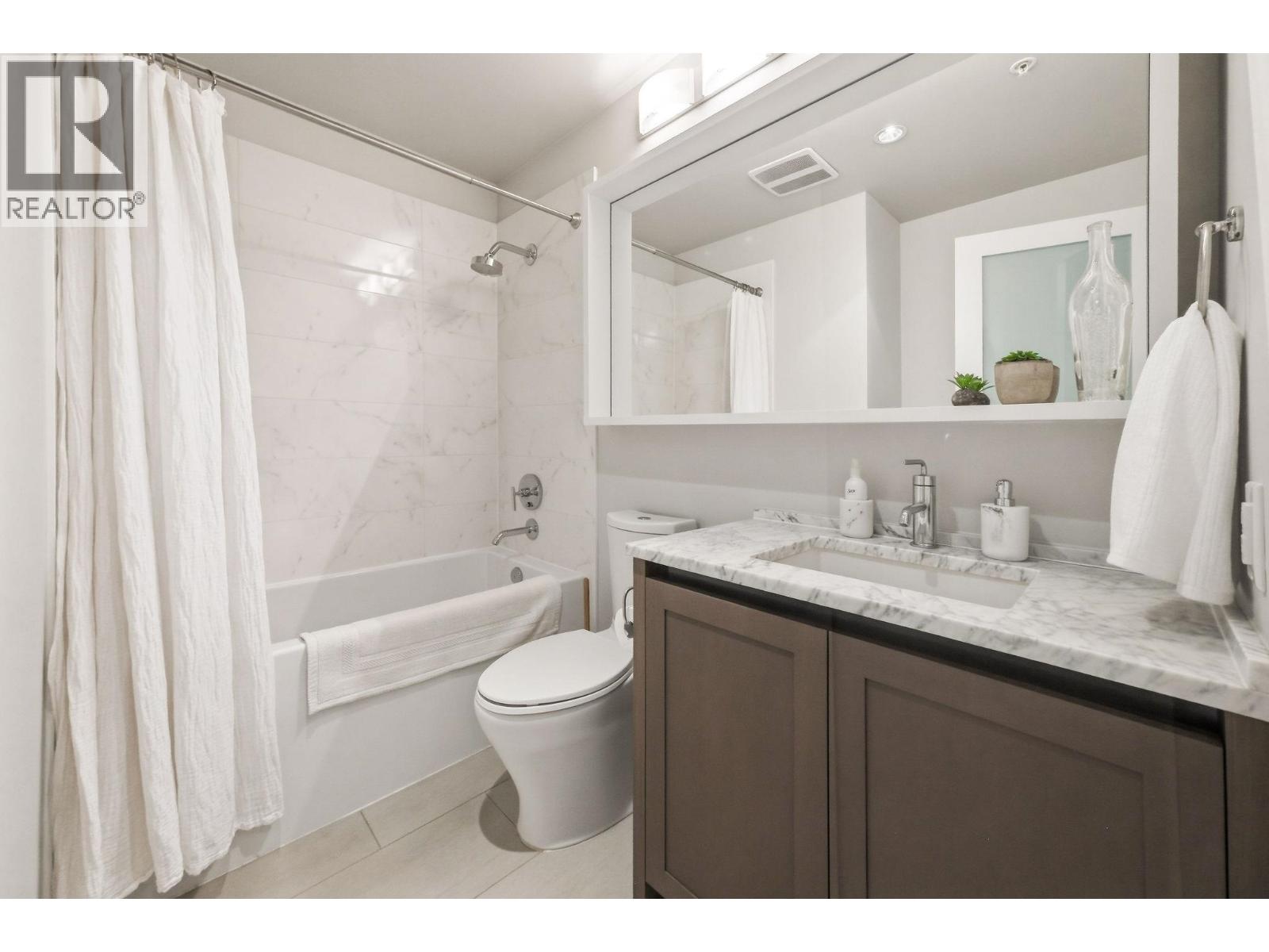 208 135 W 2ND STREET, North Vancouver