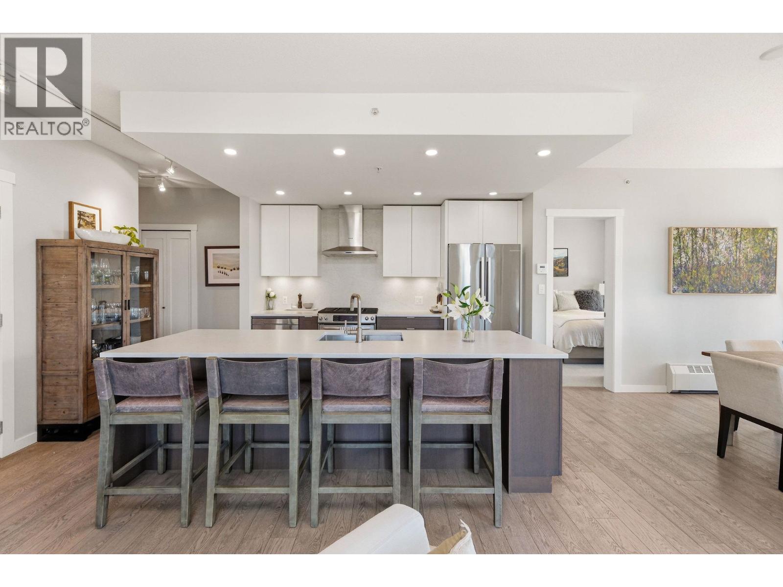 208 135 W 2ND STREET, North Vancouver