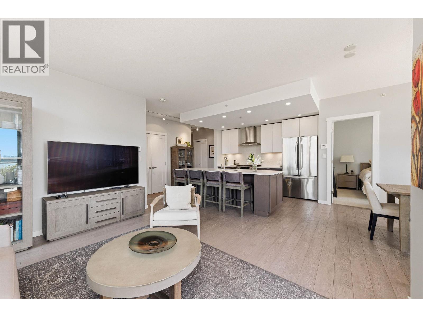 208 135 W 2ND STREET, North Vancouver