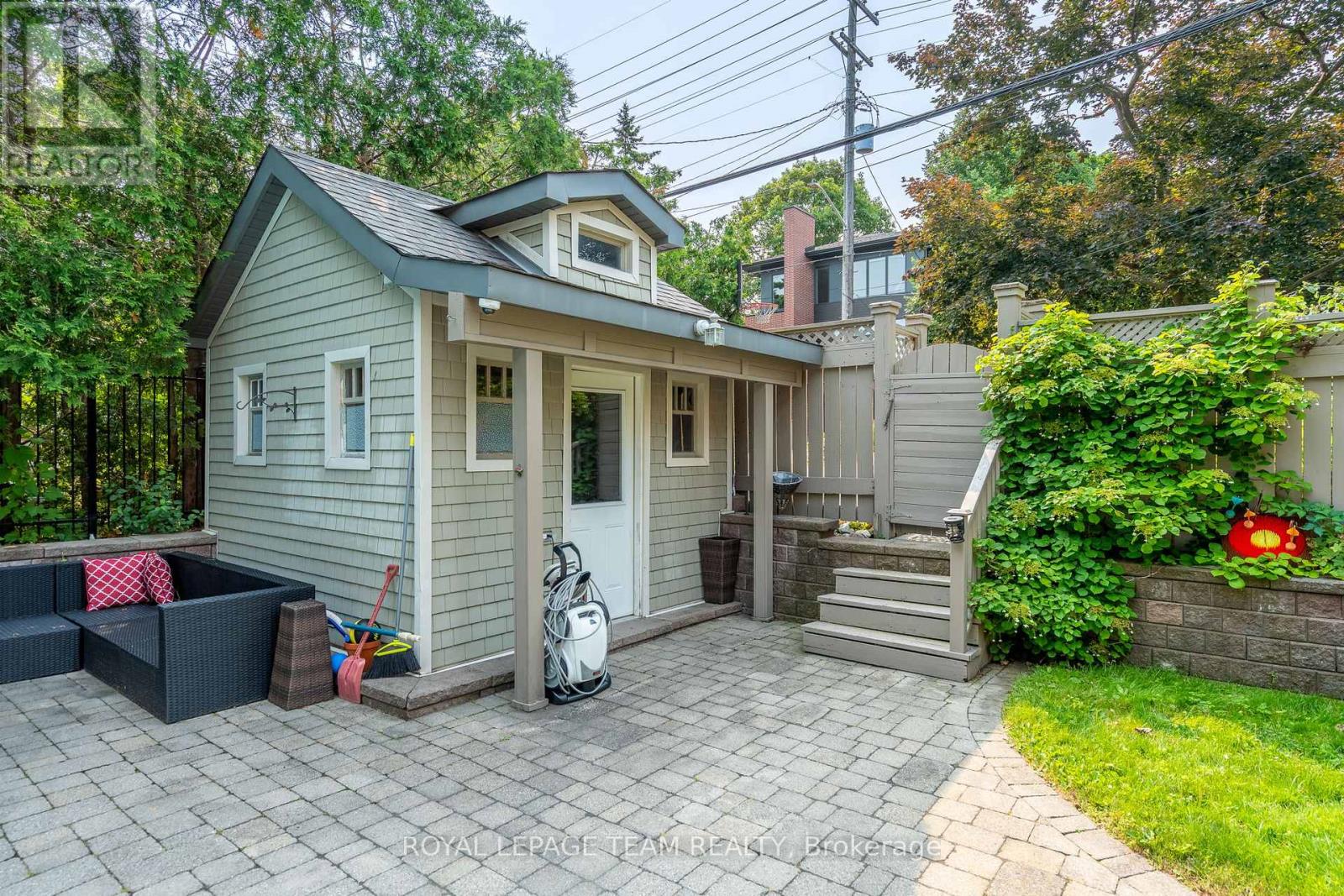 483 GOLDEN AVENUE — photo 36
