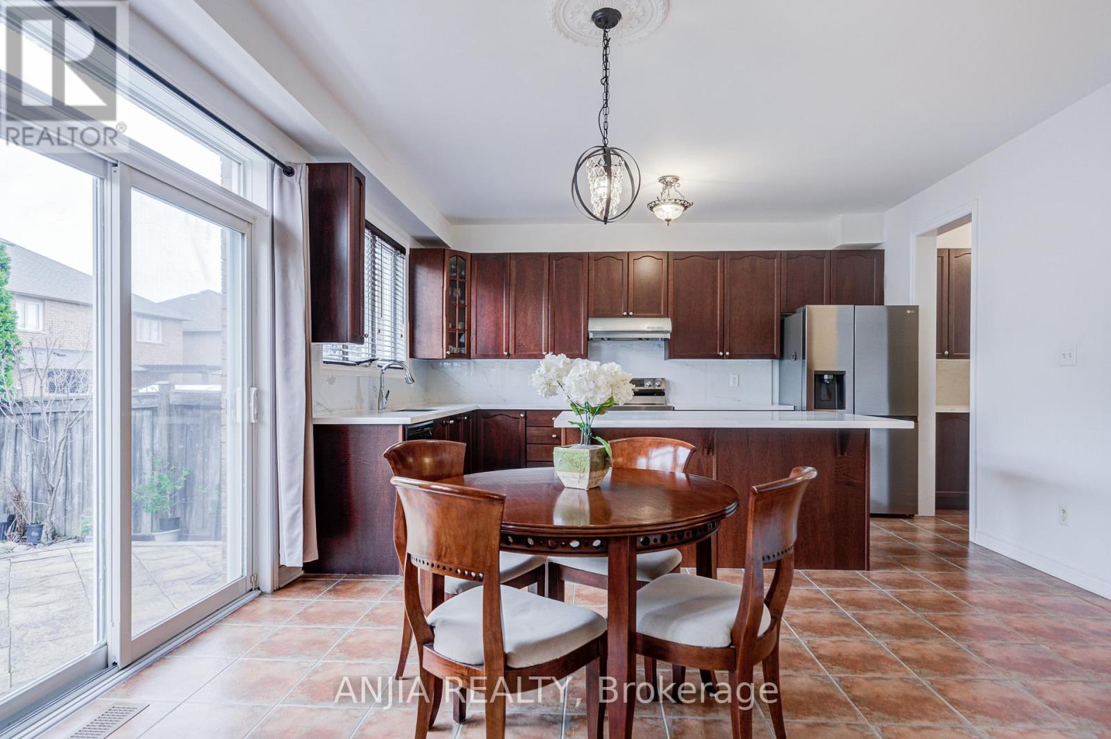 6 LINSMARY COURT - 20