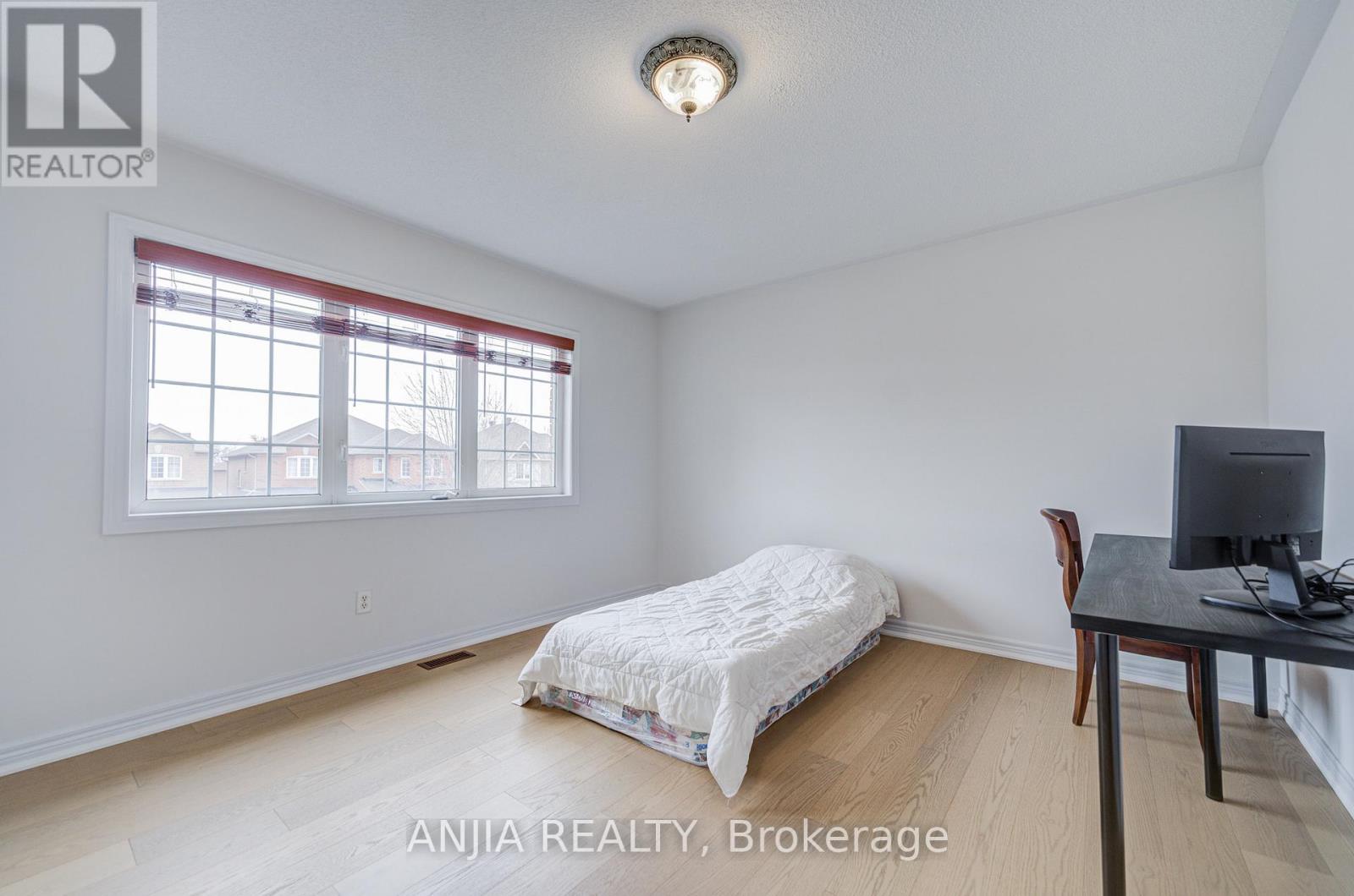 6 LINSMARY COURT - 36