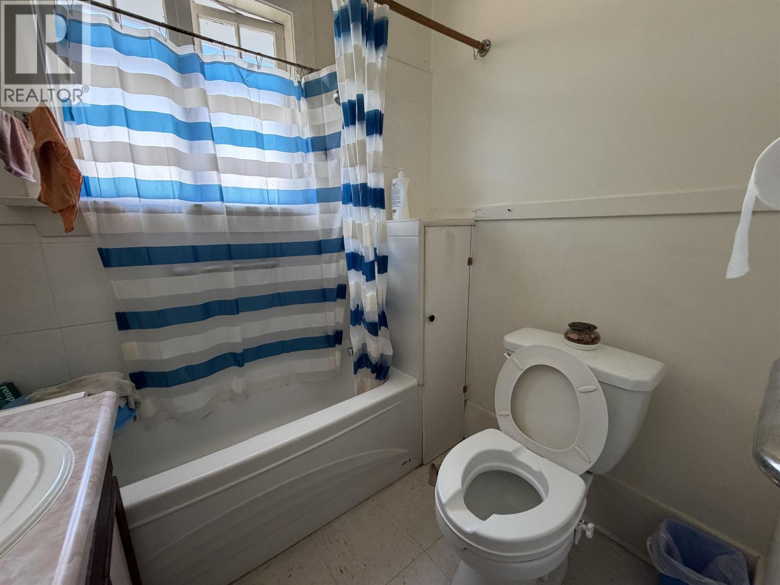 6 Bed, 2 Bath House for Sale in Vancouver – 64 W 14TH AVENUE, Vancouver - Image 6