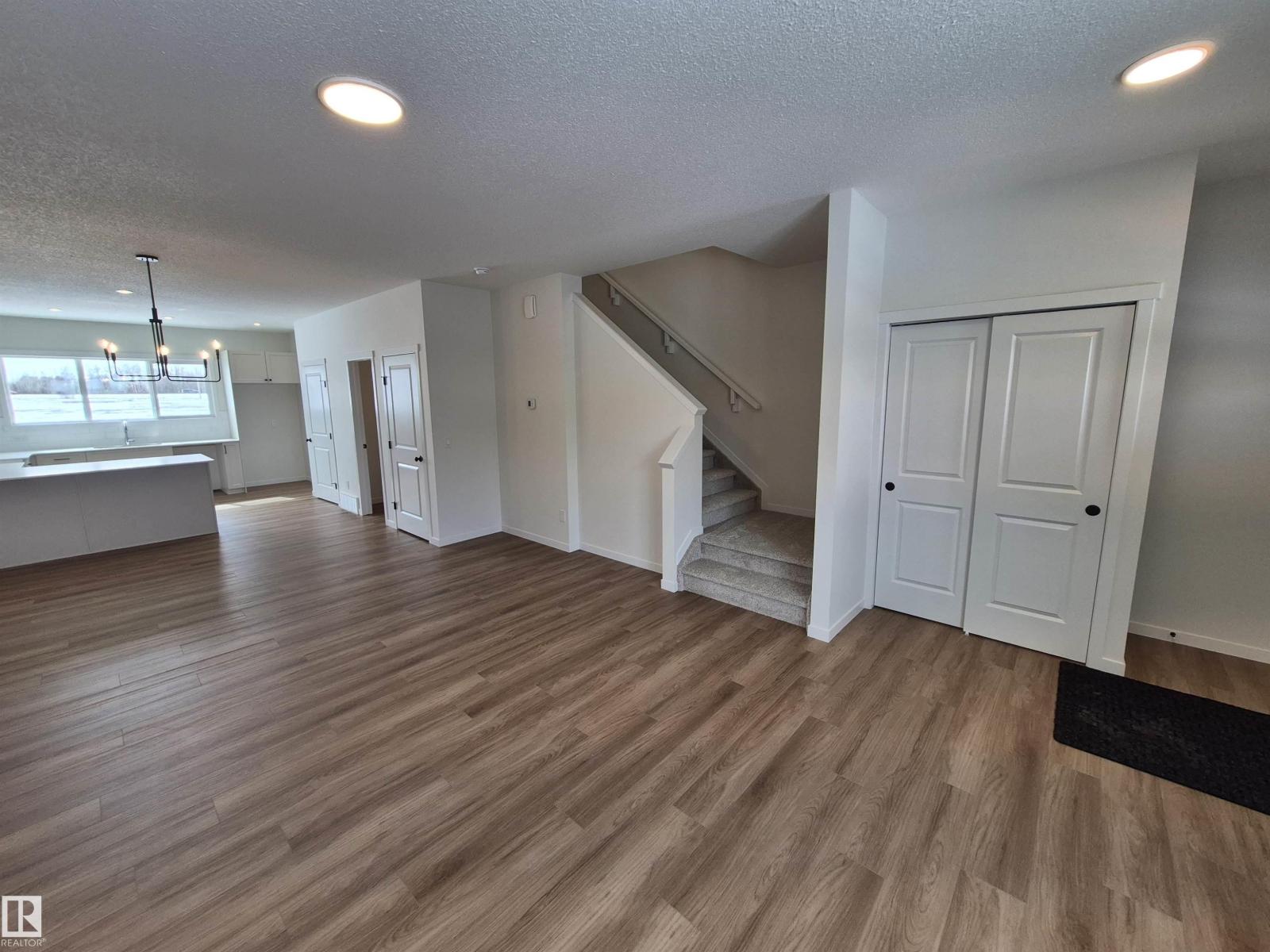 1084 MCLEOD AV - 10