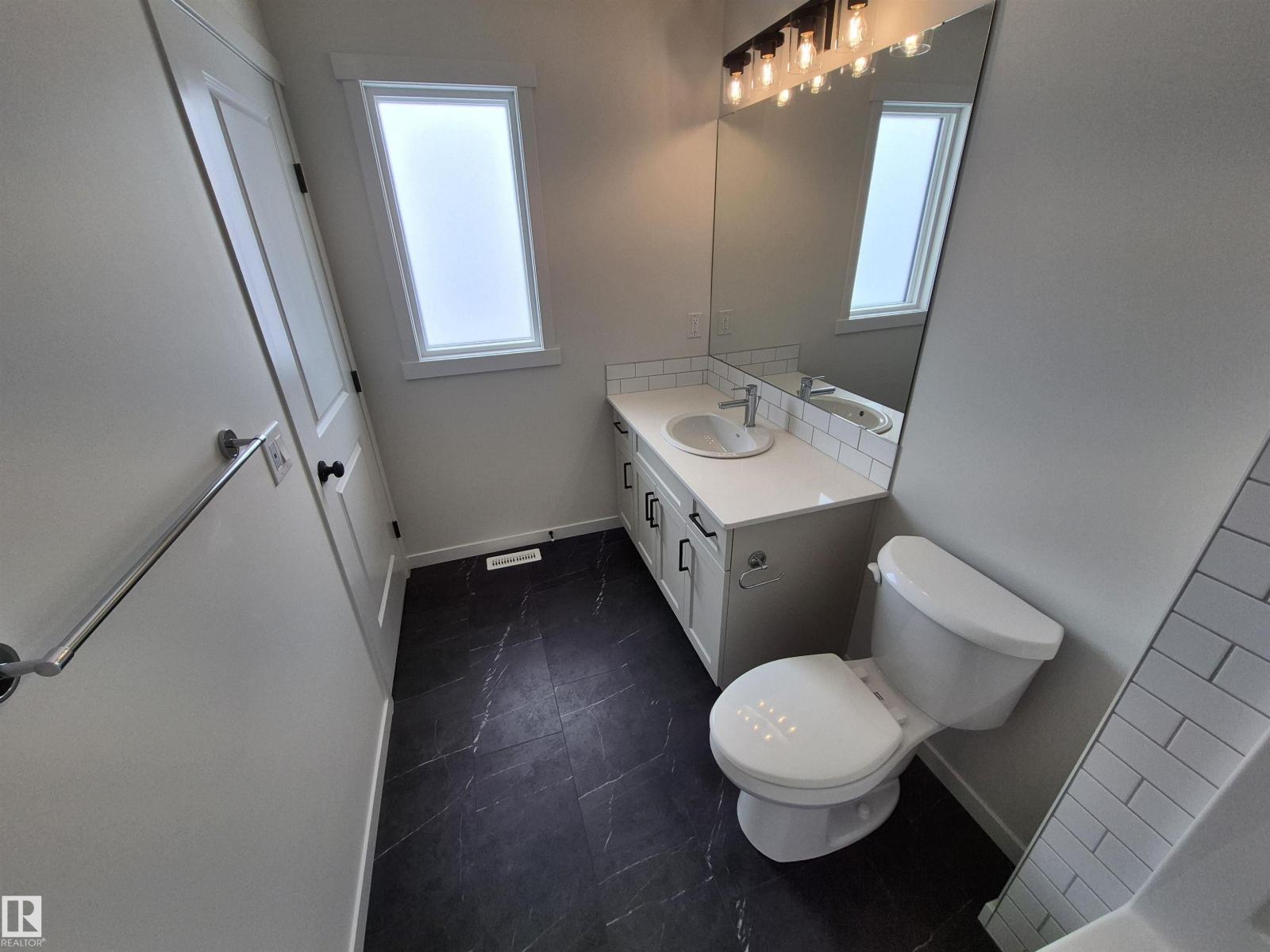 1084 MCLEOD AV - 13