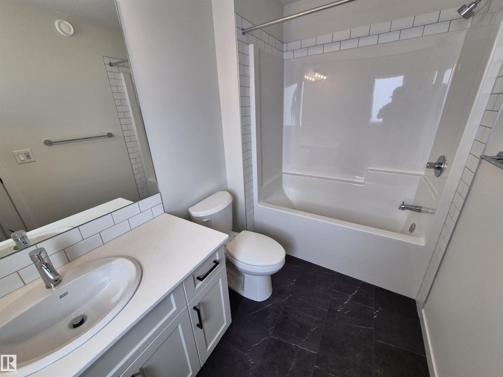 1084 MCLEOD AV - 14