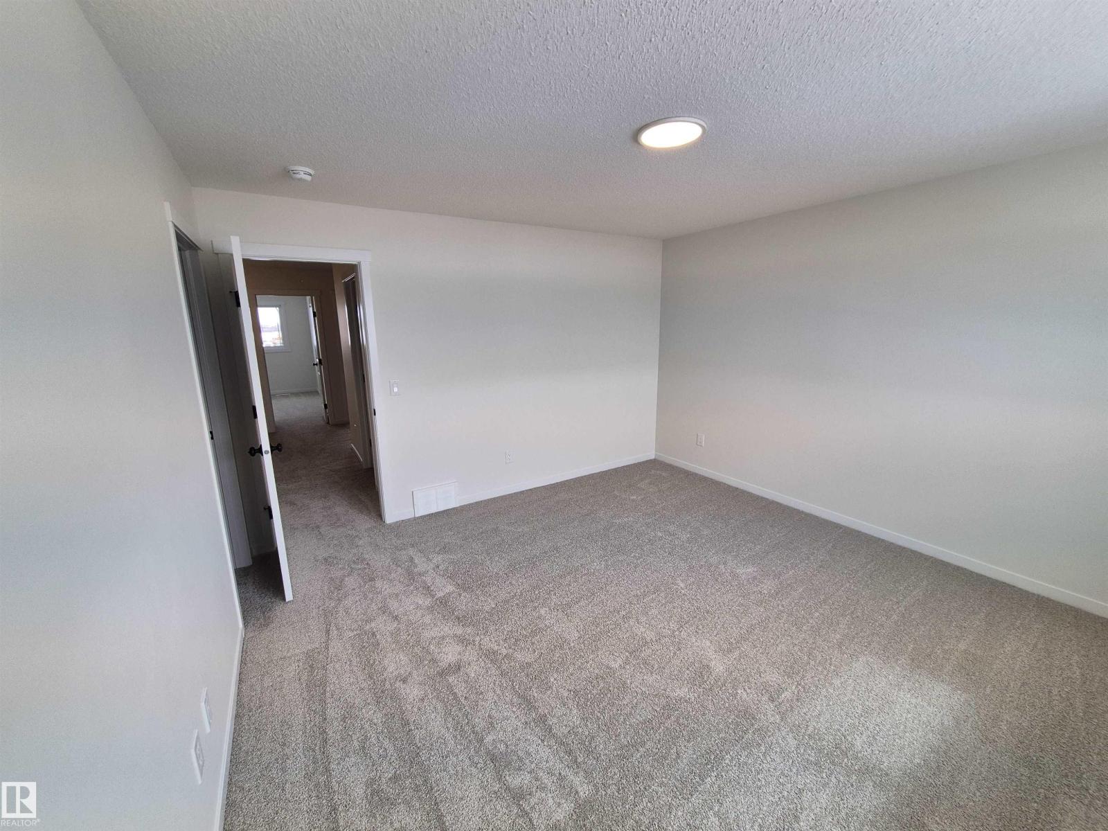 1084 MCLEOD AV - 15