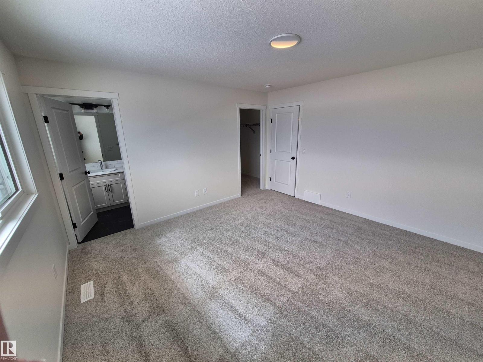 1084 MCLEOD AV - 16