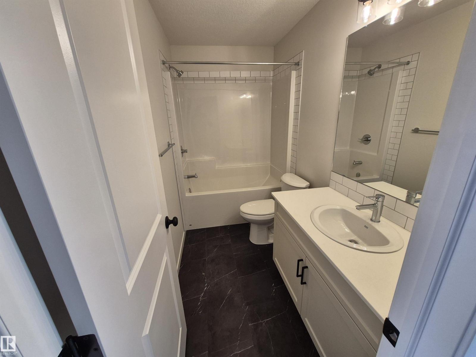 1084 MCLEOD AV - 18