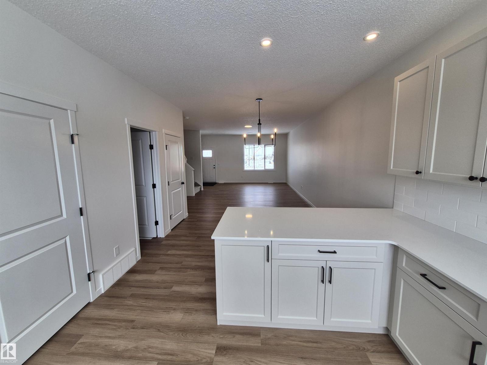 1084 MCLEOD AV - 2