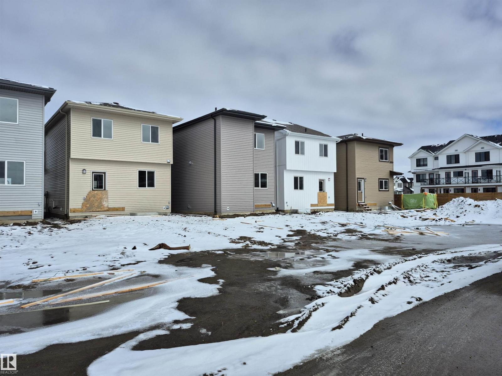 1084 MCLEOD AV - 27