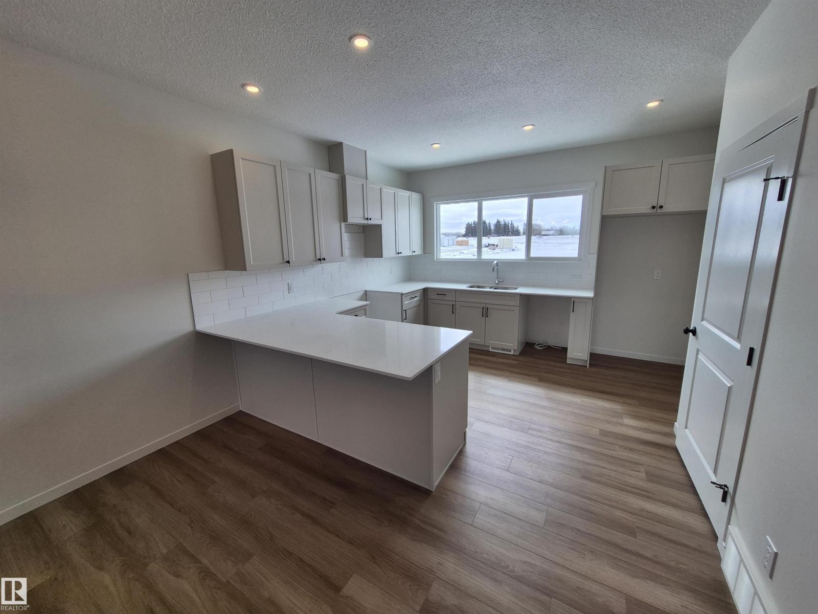 1084 MCLEOD AV - 3