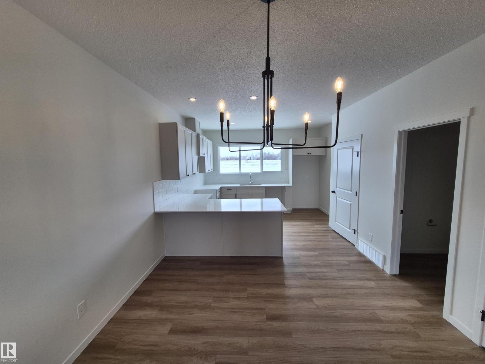 1084 MCLEOD AV - 4