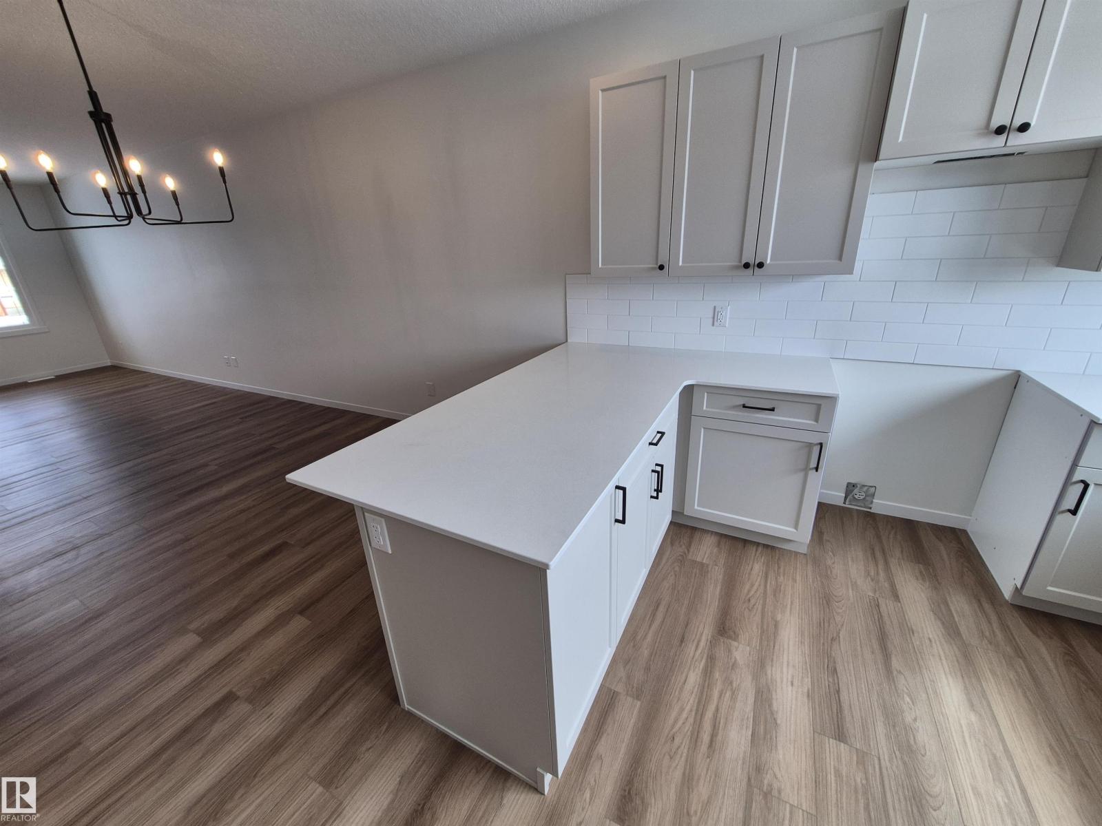 1084 MCLEOD AV - 6