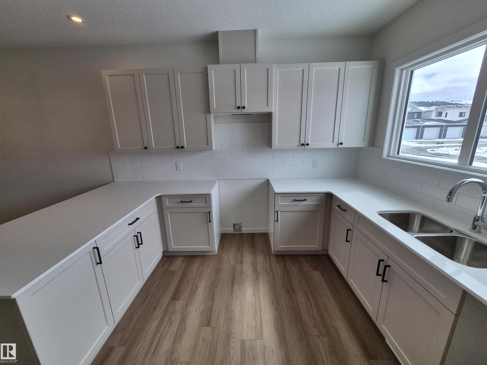 1084 MCLEOD AV - 7