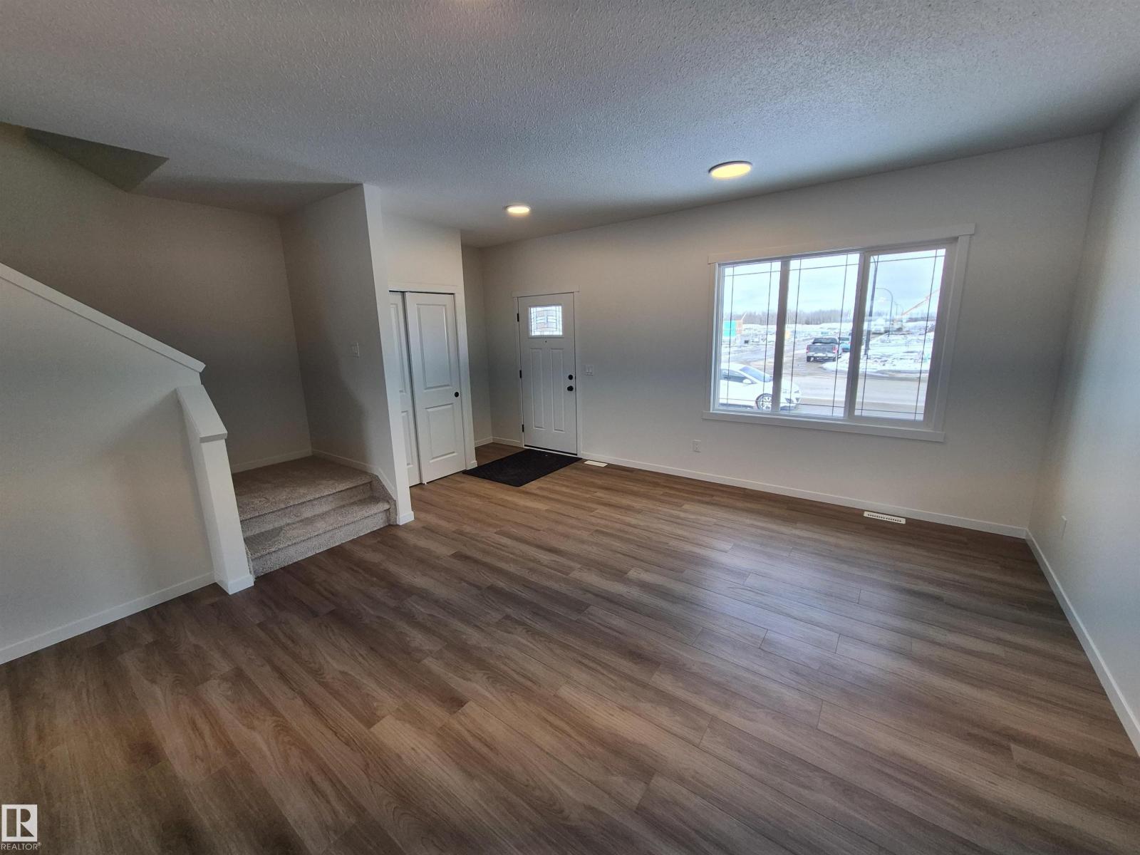 1084 MCLEOD AV - 8