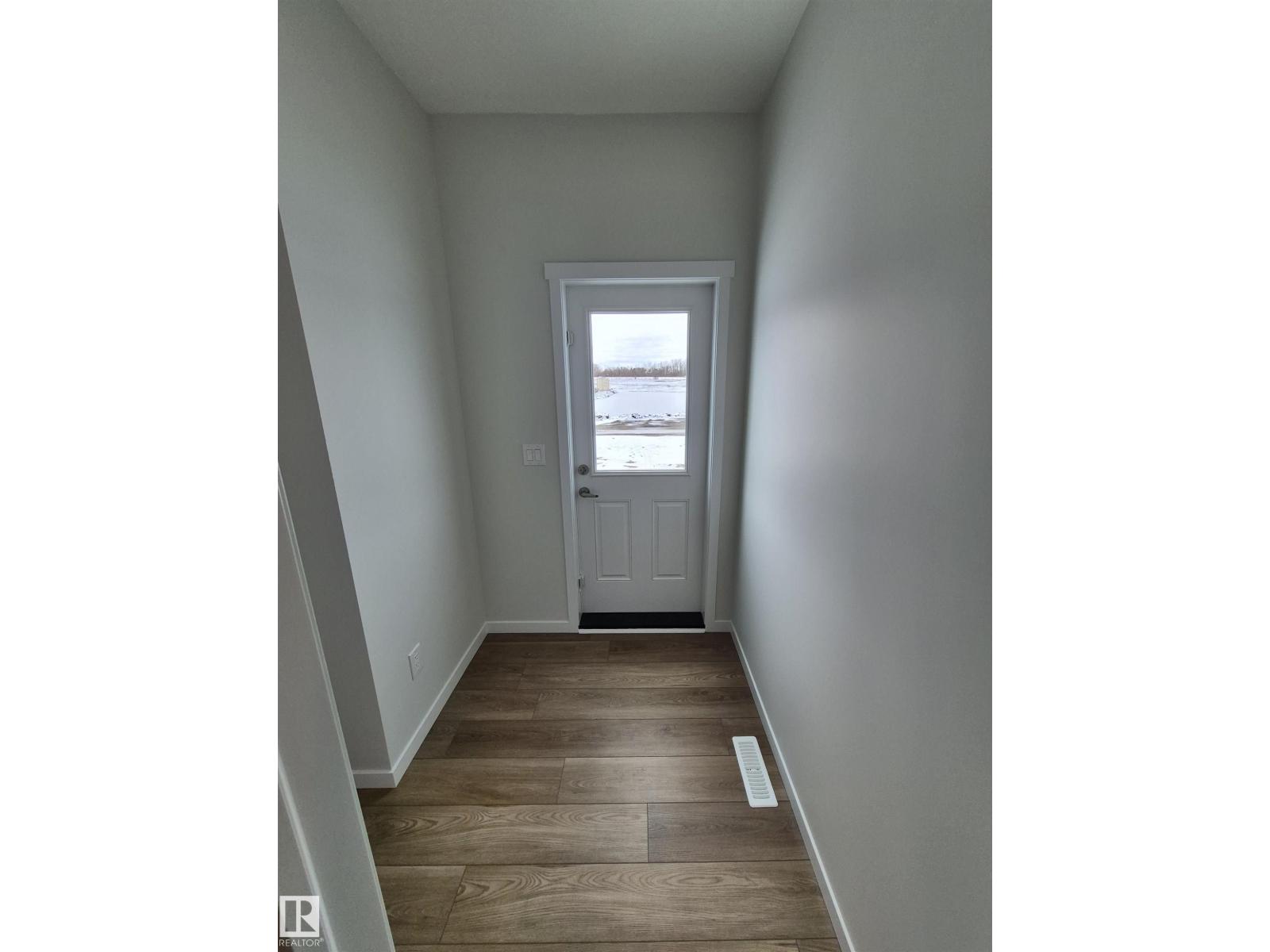 1088 MCLEOD AV - 10