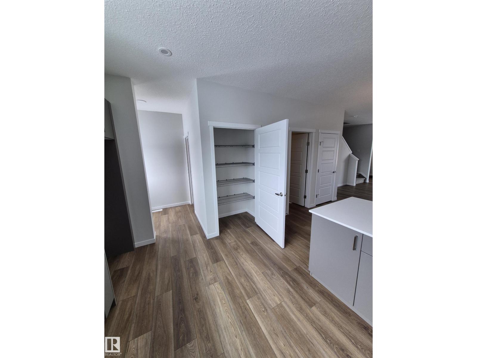 1088 MCLEOD AV - 12
