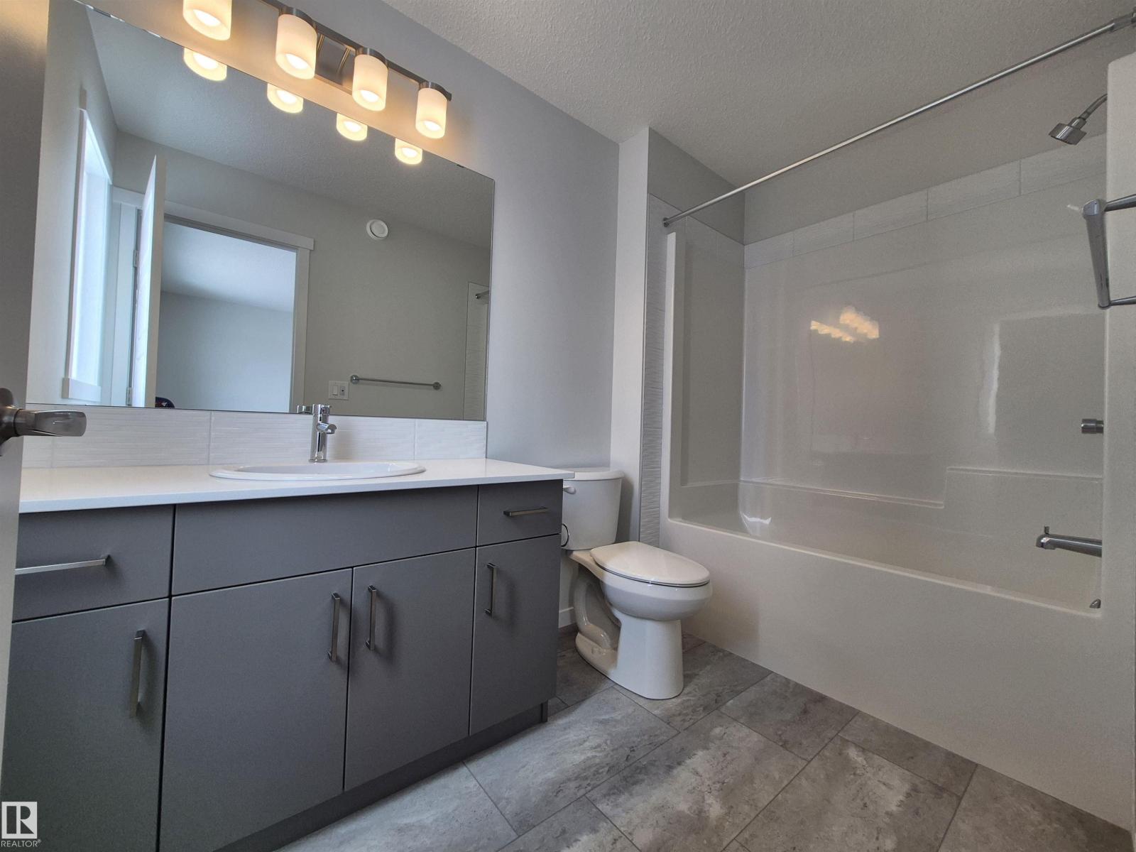 1088 MCLEOD AV - 13