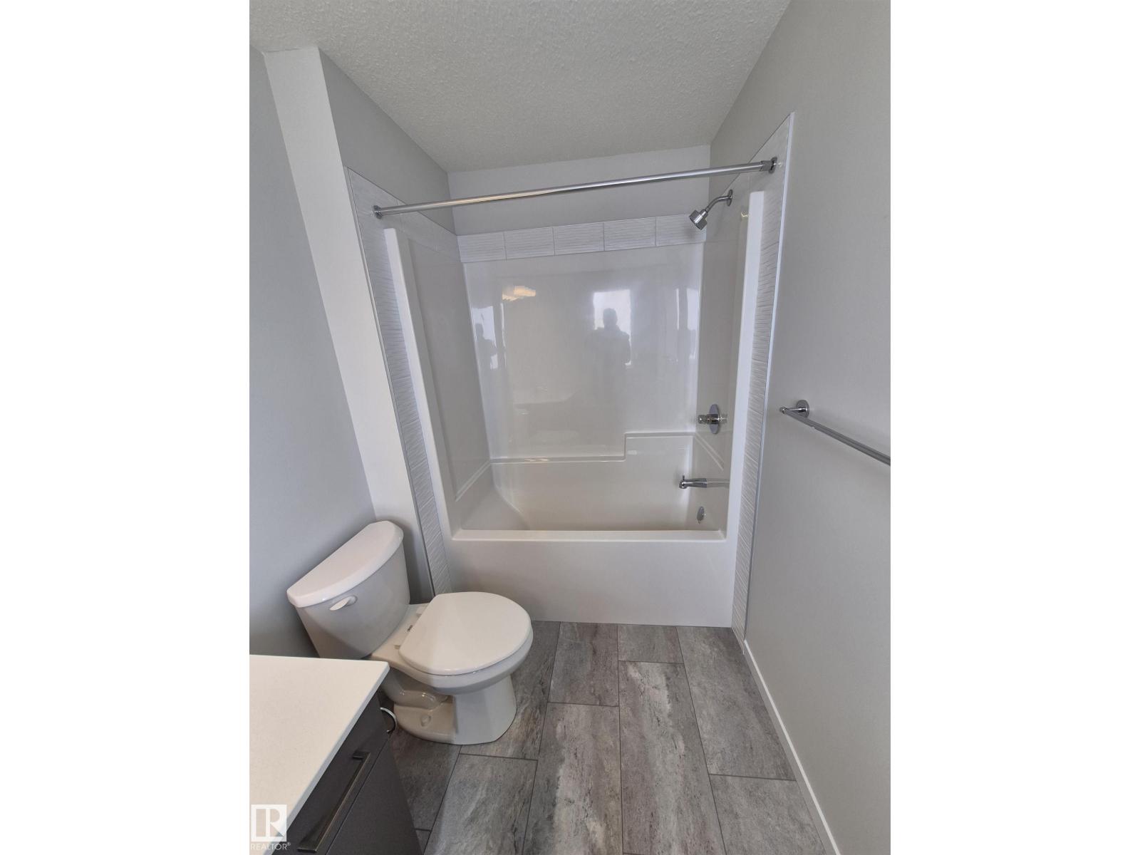 1088 MCLEOD AV - 15
