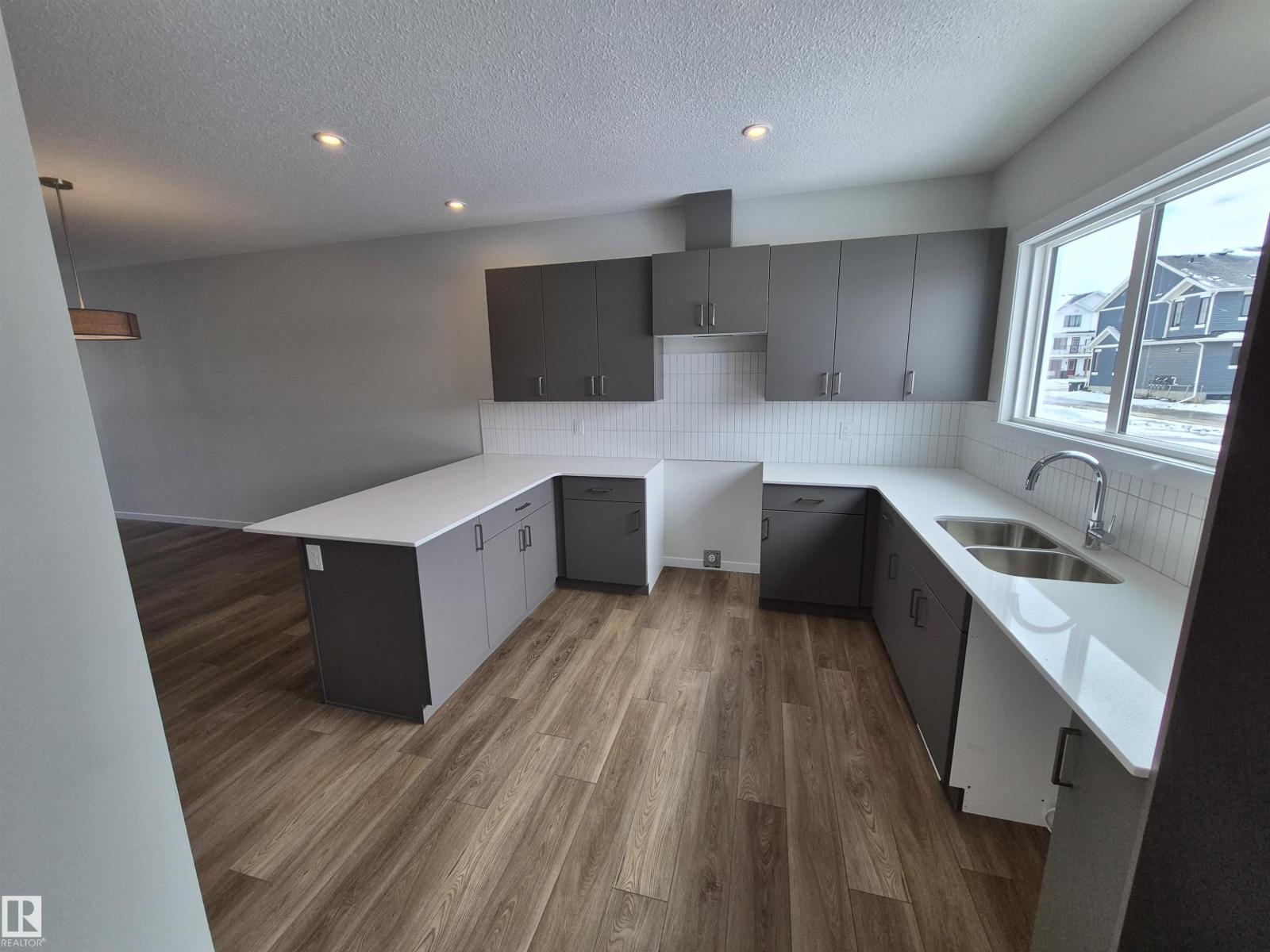 1088 MCLEOD AV - 2