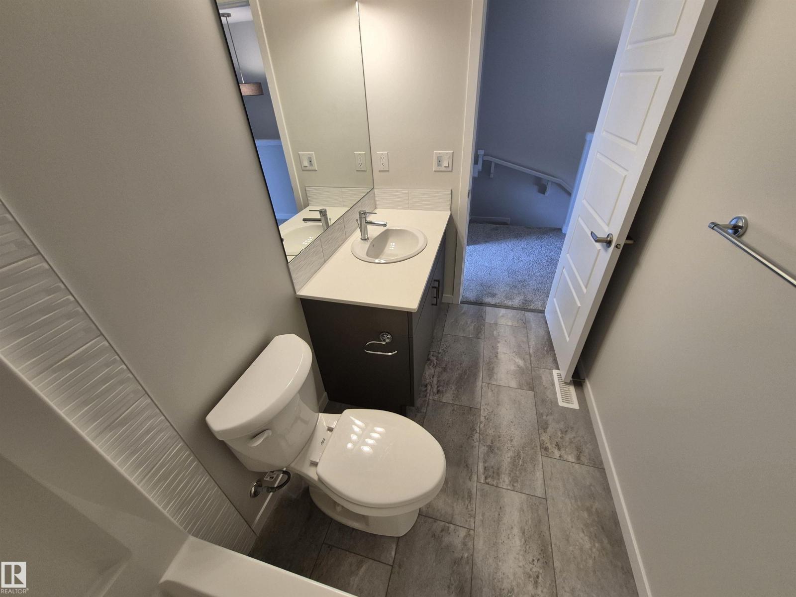 1088 MCLEOD AV - 21