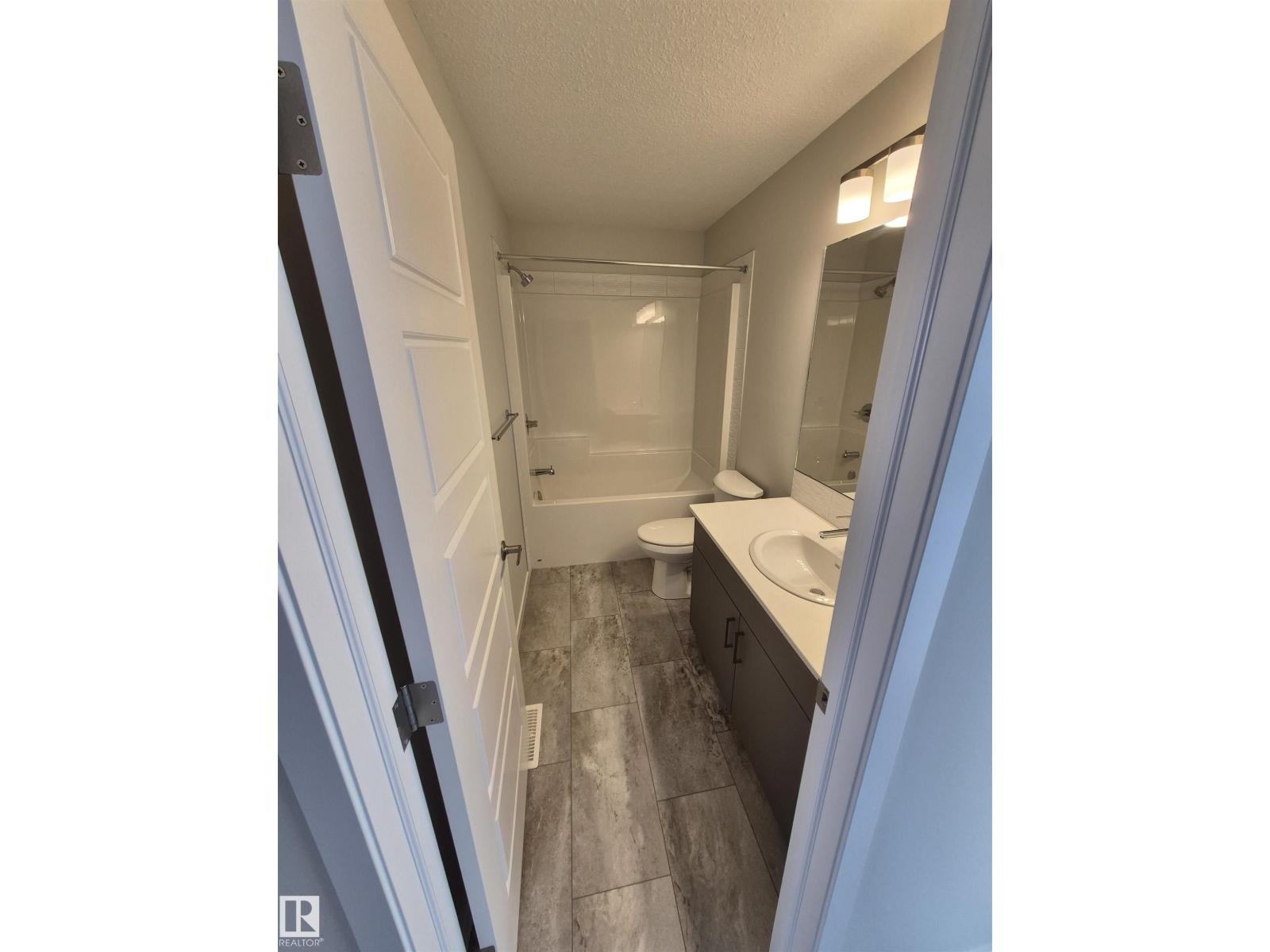 1088 MCLEOD AV - 22
