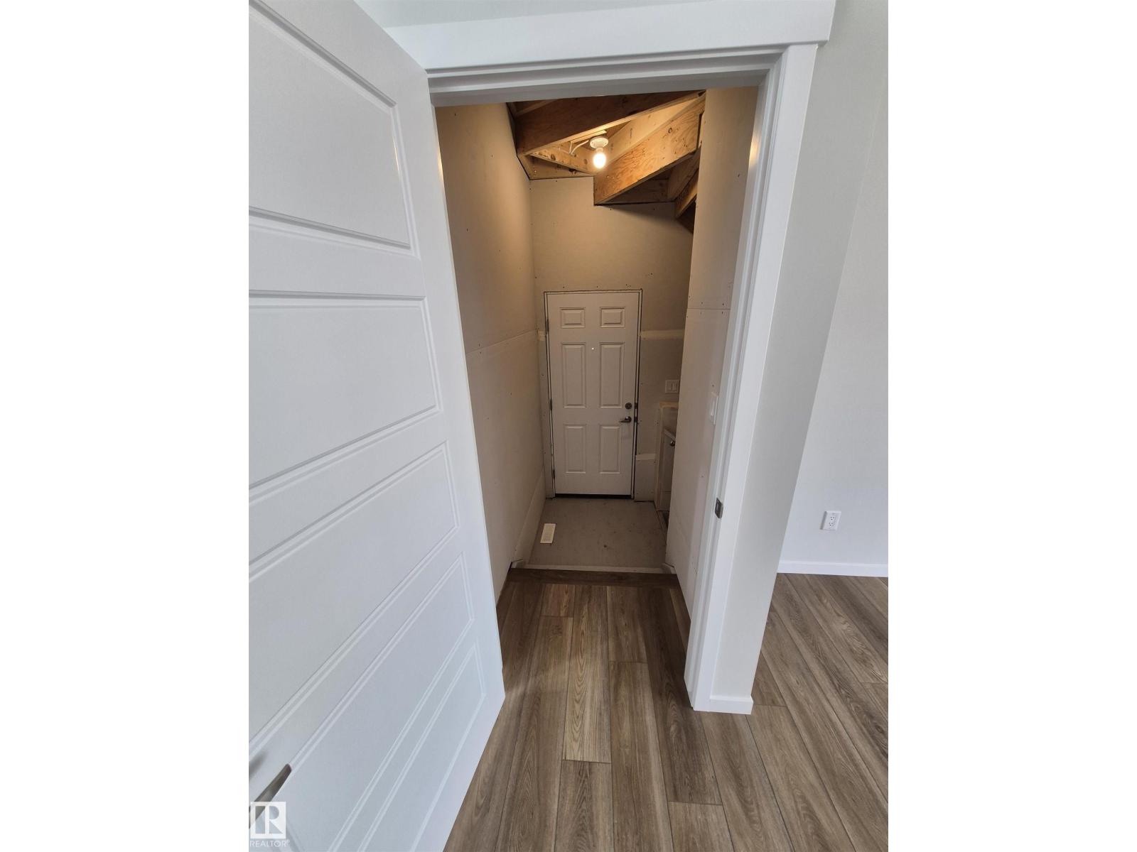 1088 MCLEOD AV - 29