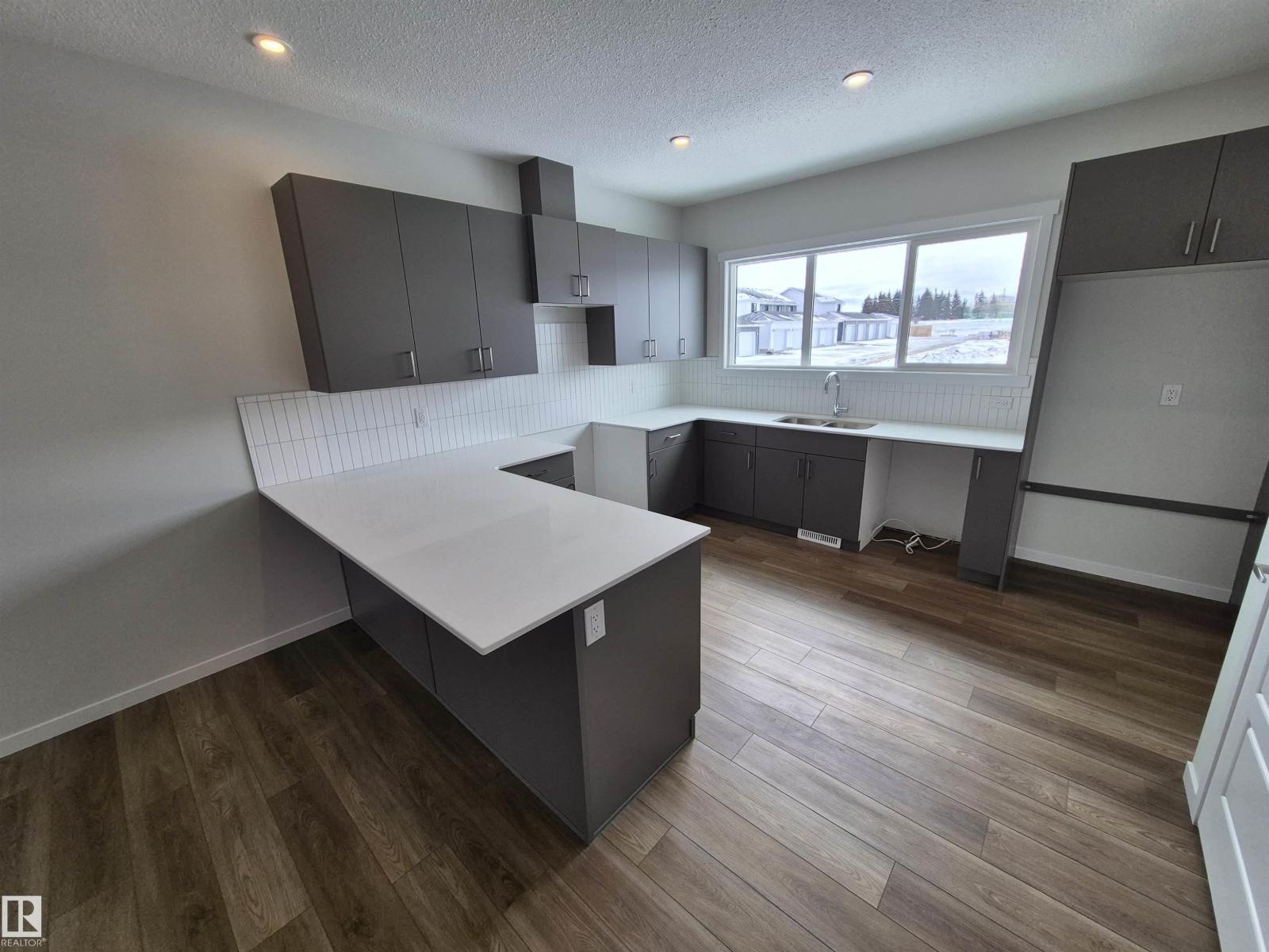1088 MCLEOD AV - 3
