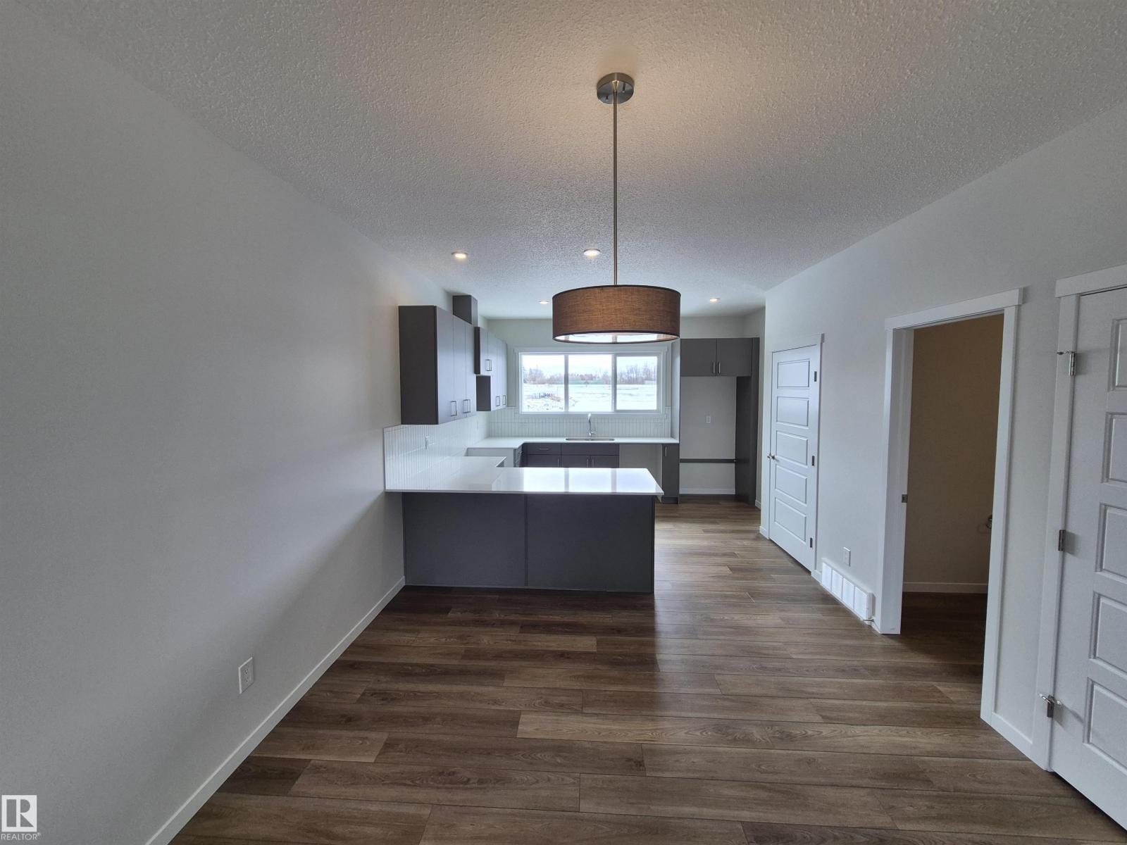 1088 MCLEOD AV - 4