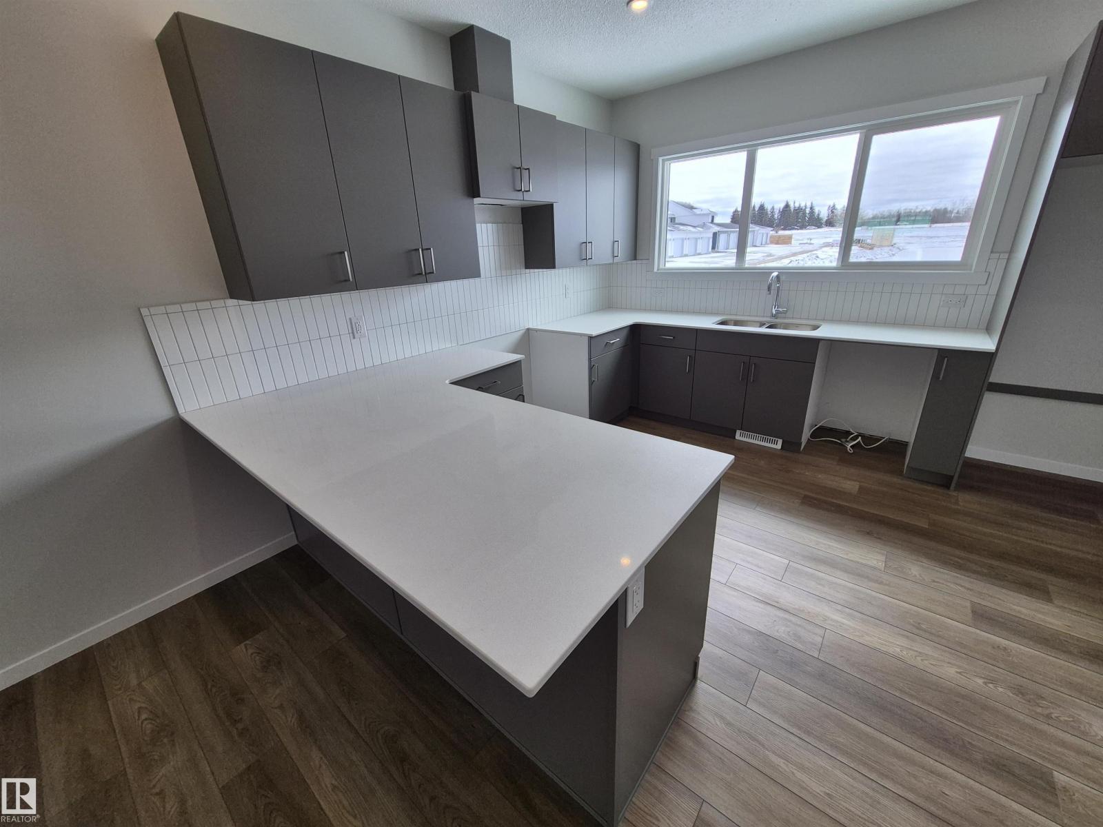1088 MCLEOD AV - 6