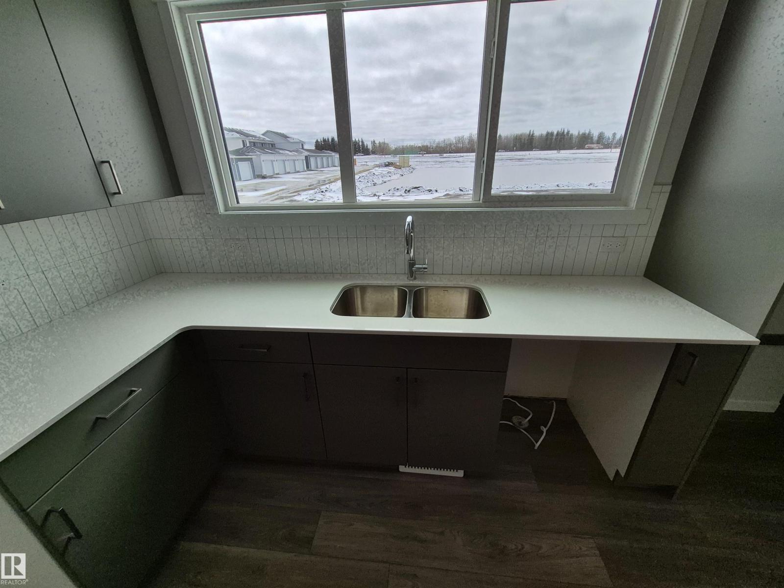 1088 MCLEOD AV - 7