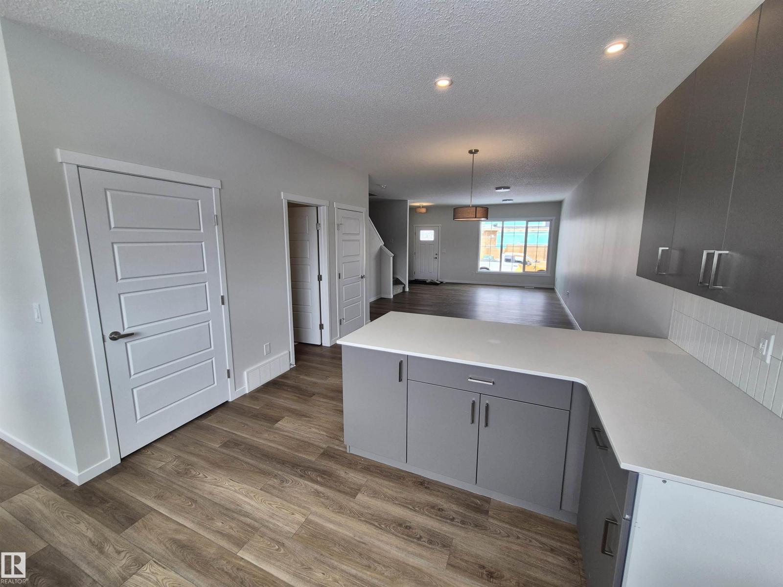 1088 MCLEOD AV - 8