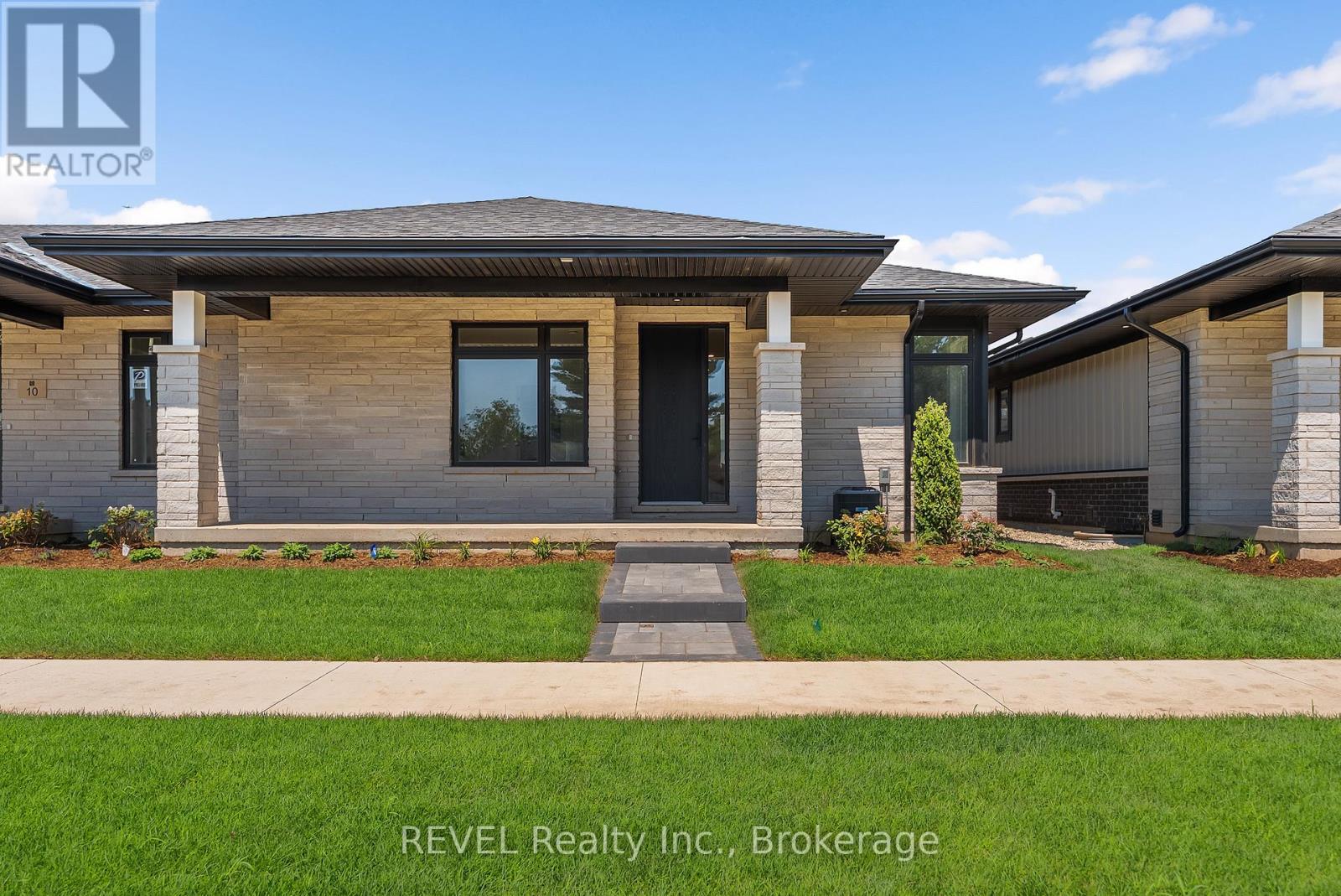 8 ACCURSI CRESCENT - 1