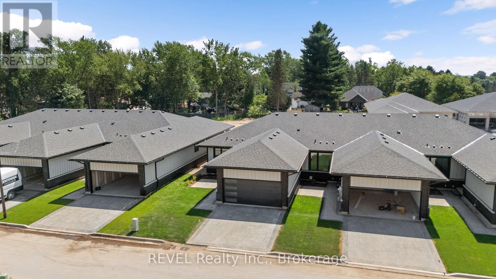 8 ACCURSI CRESCENT - 40