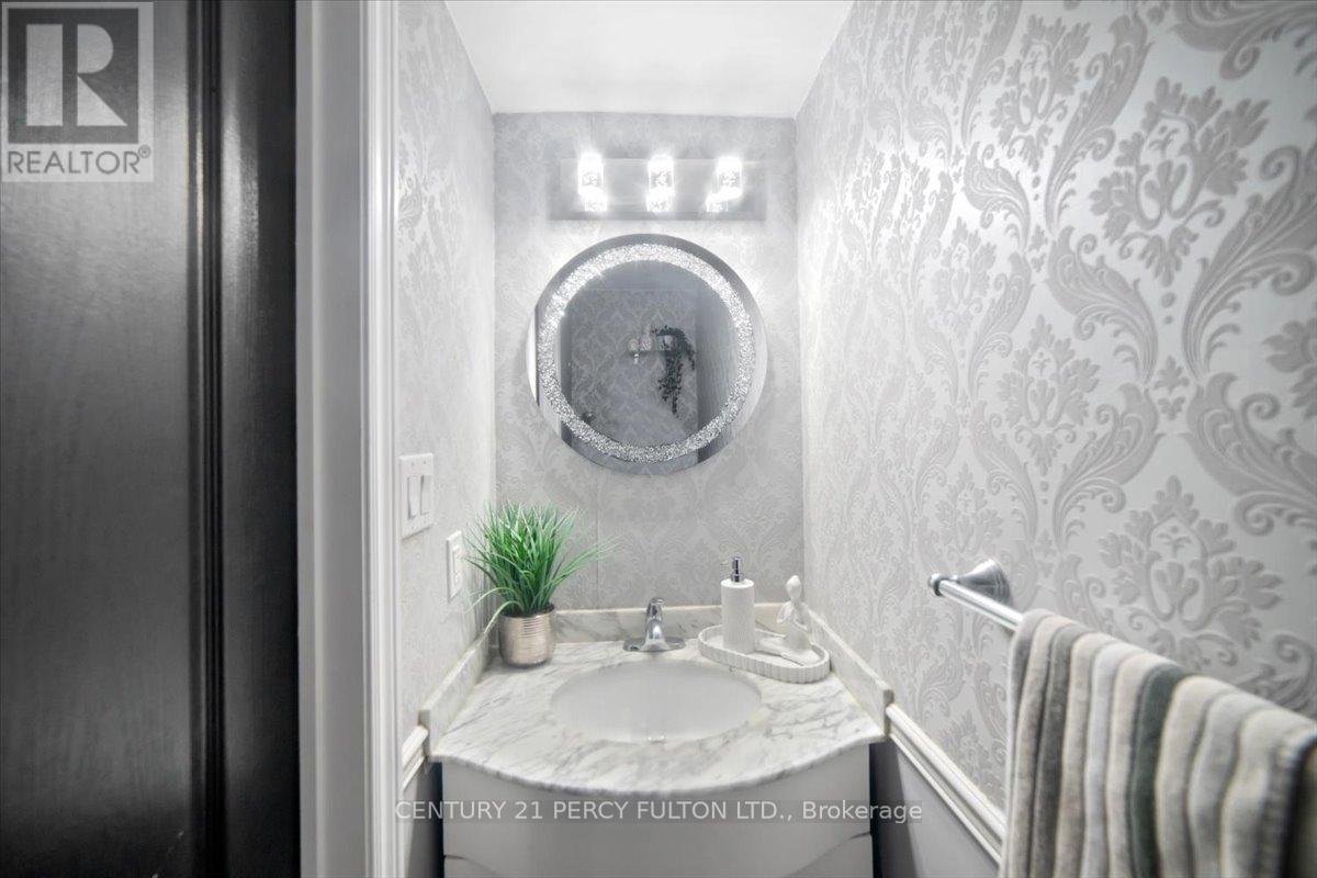 67 Kenilworth Cres - Powder Room