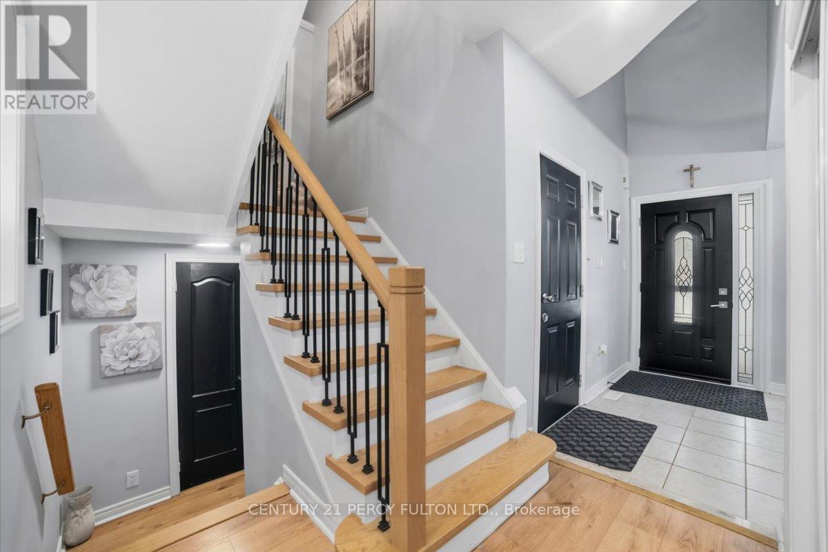 67 Kenilworth Cres - hallway entrance