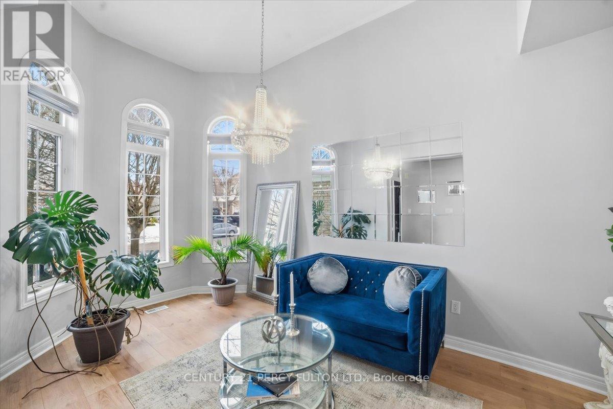 67 Kenilworth Cres - Living Room