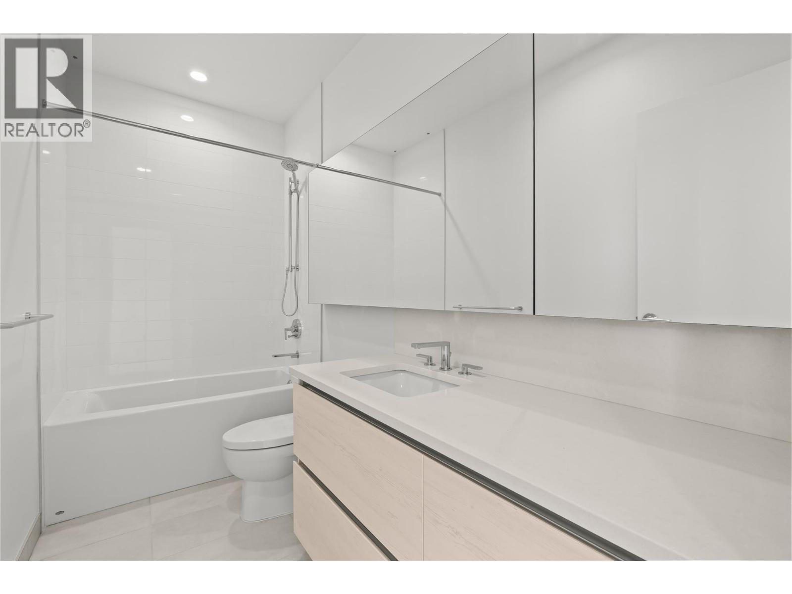 2107 238 Leon Avenue, Kelowna