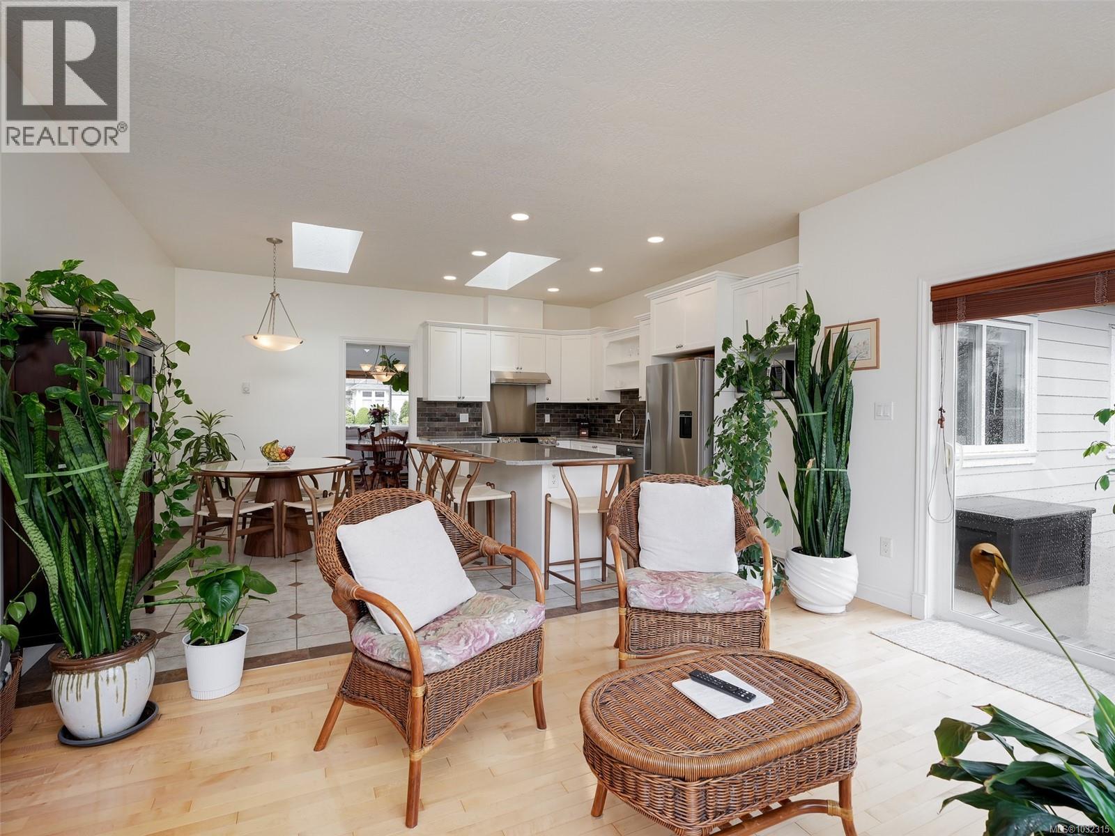  4205 Oakview Place, Saanich