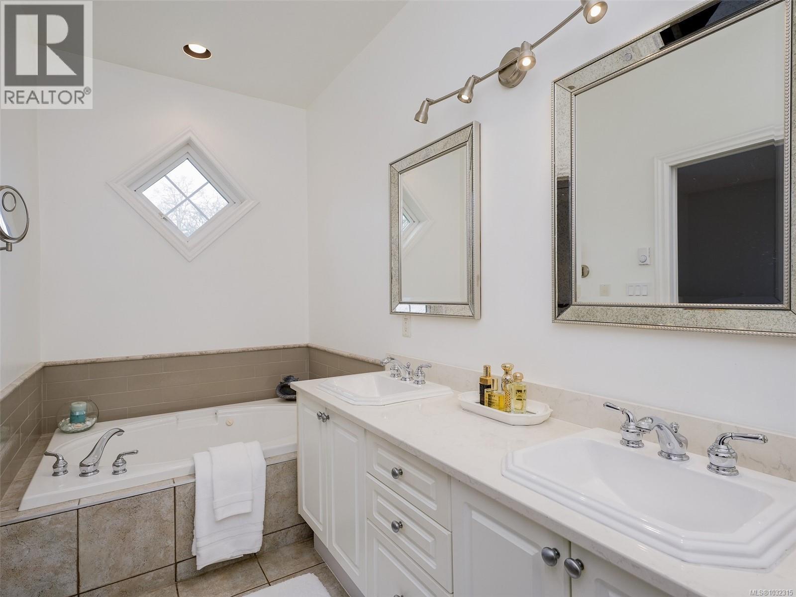  4205 Oakview Place, Saanich