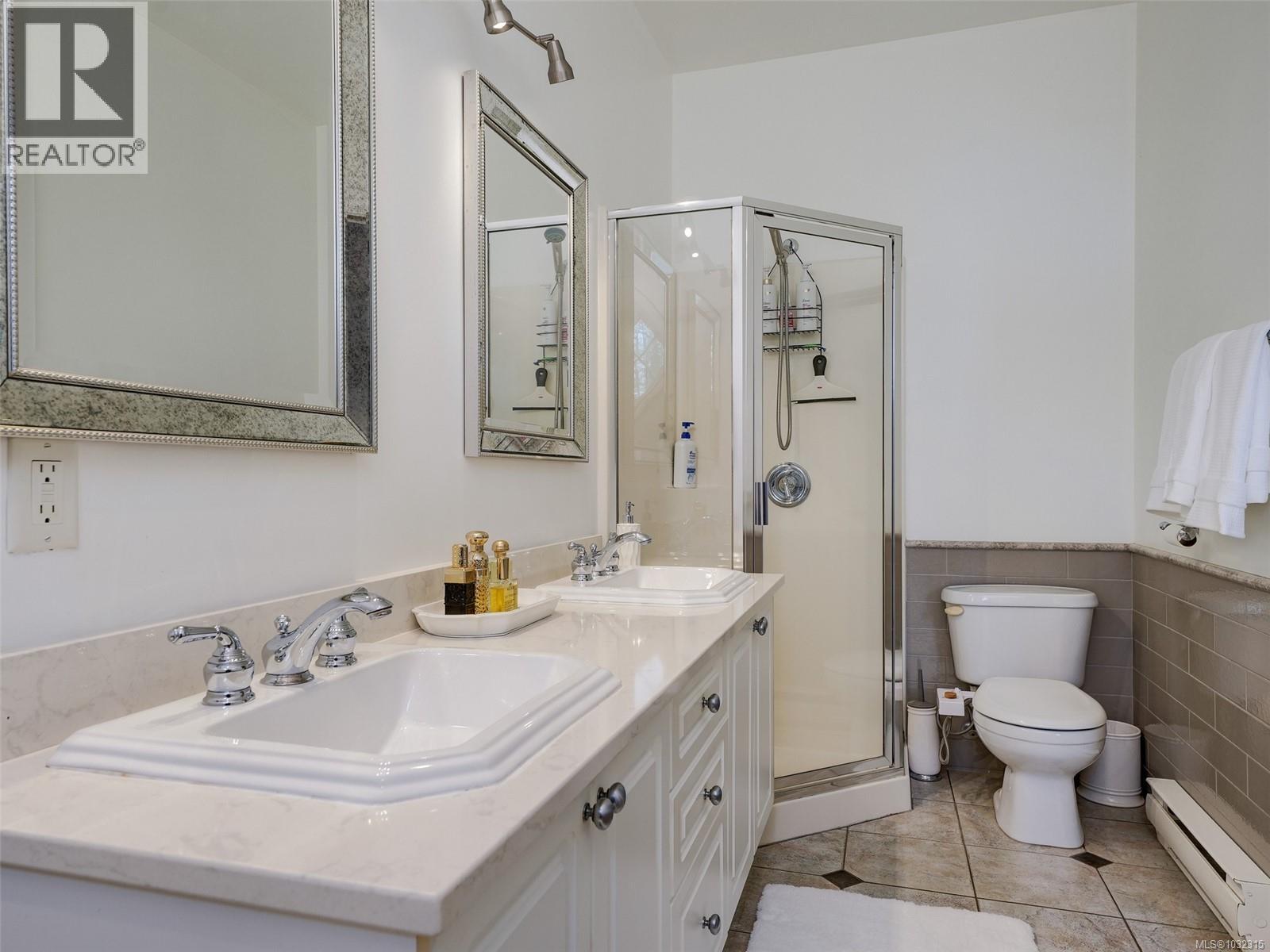  4205 Oakview Place, Saanich