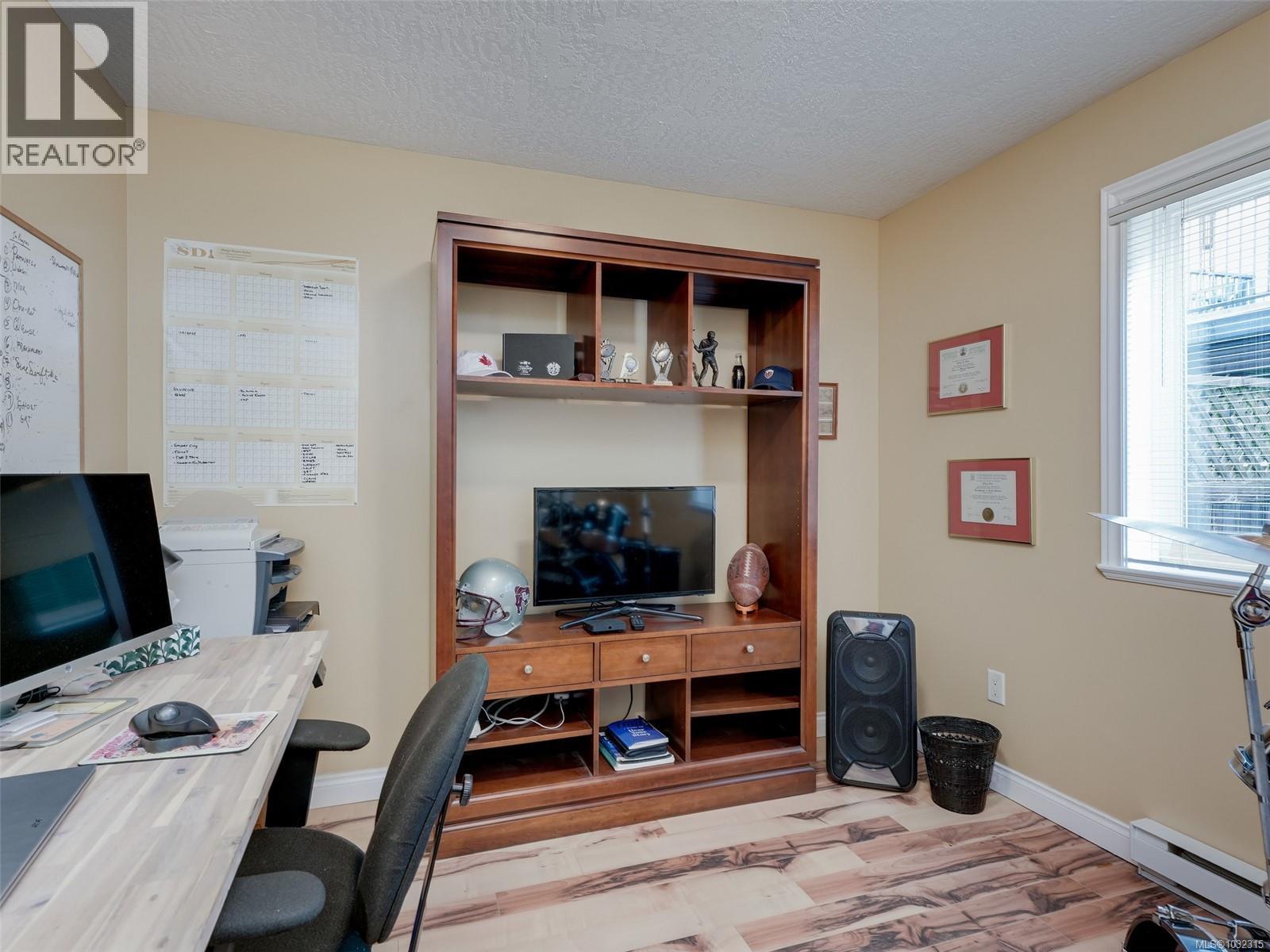  4205 Oakview Place, Saanich