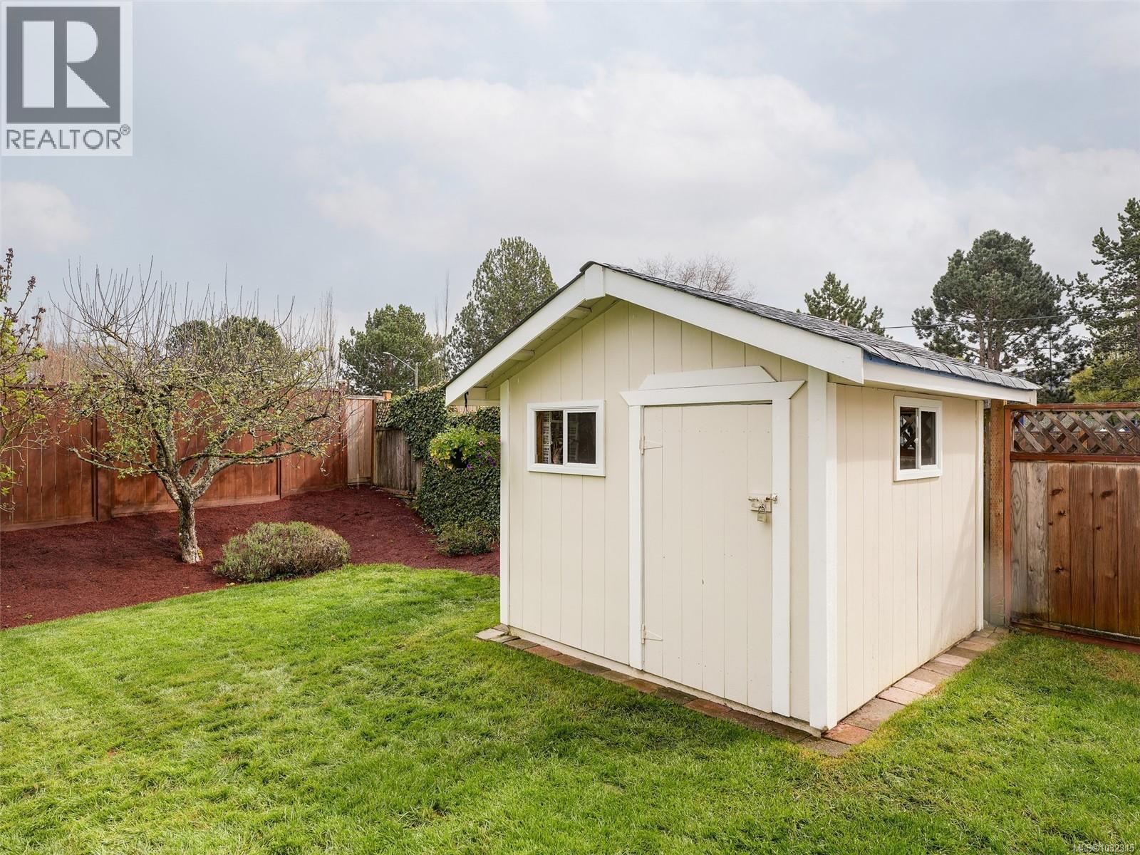  4205 Oakview Place, Saanich