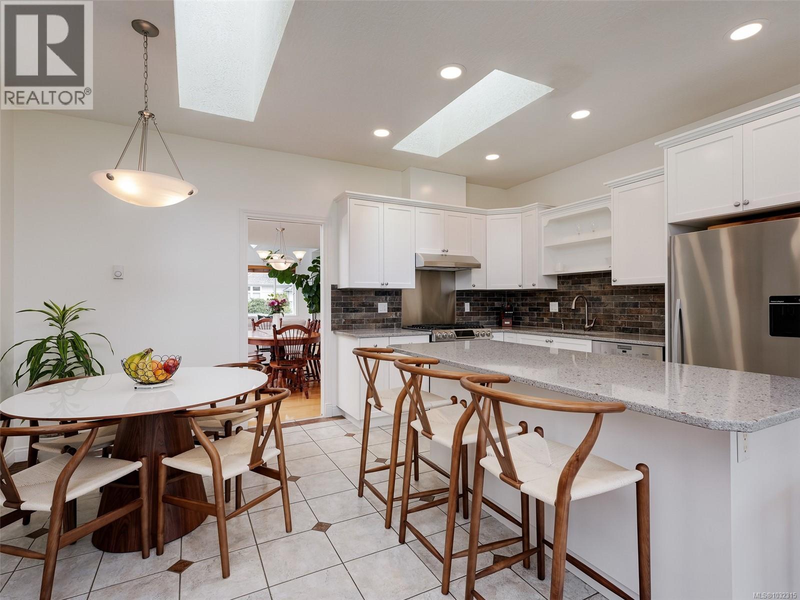  4205 Oakview Place, Saanich