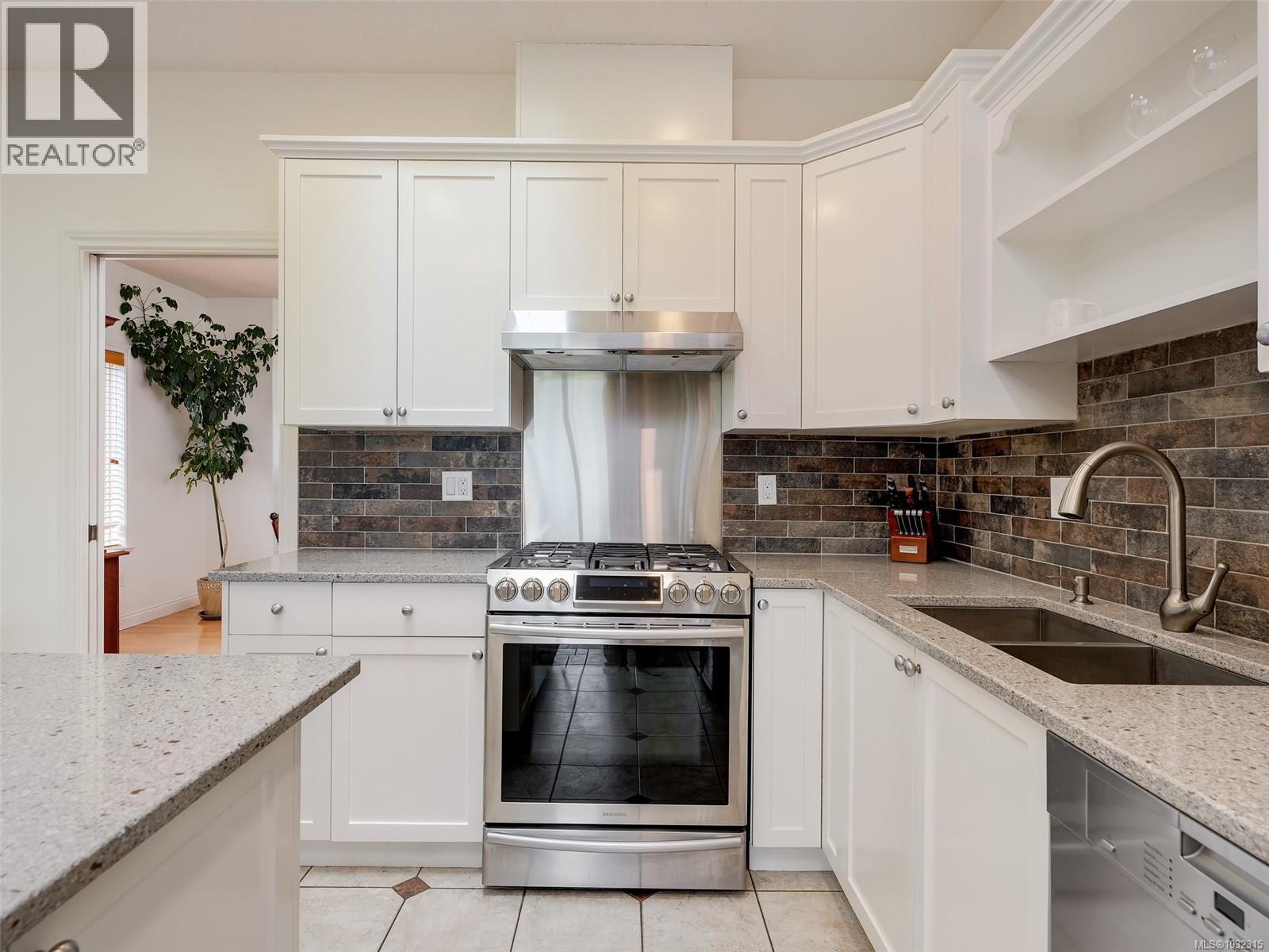  4205 Oakview Place, Saanich