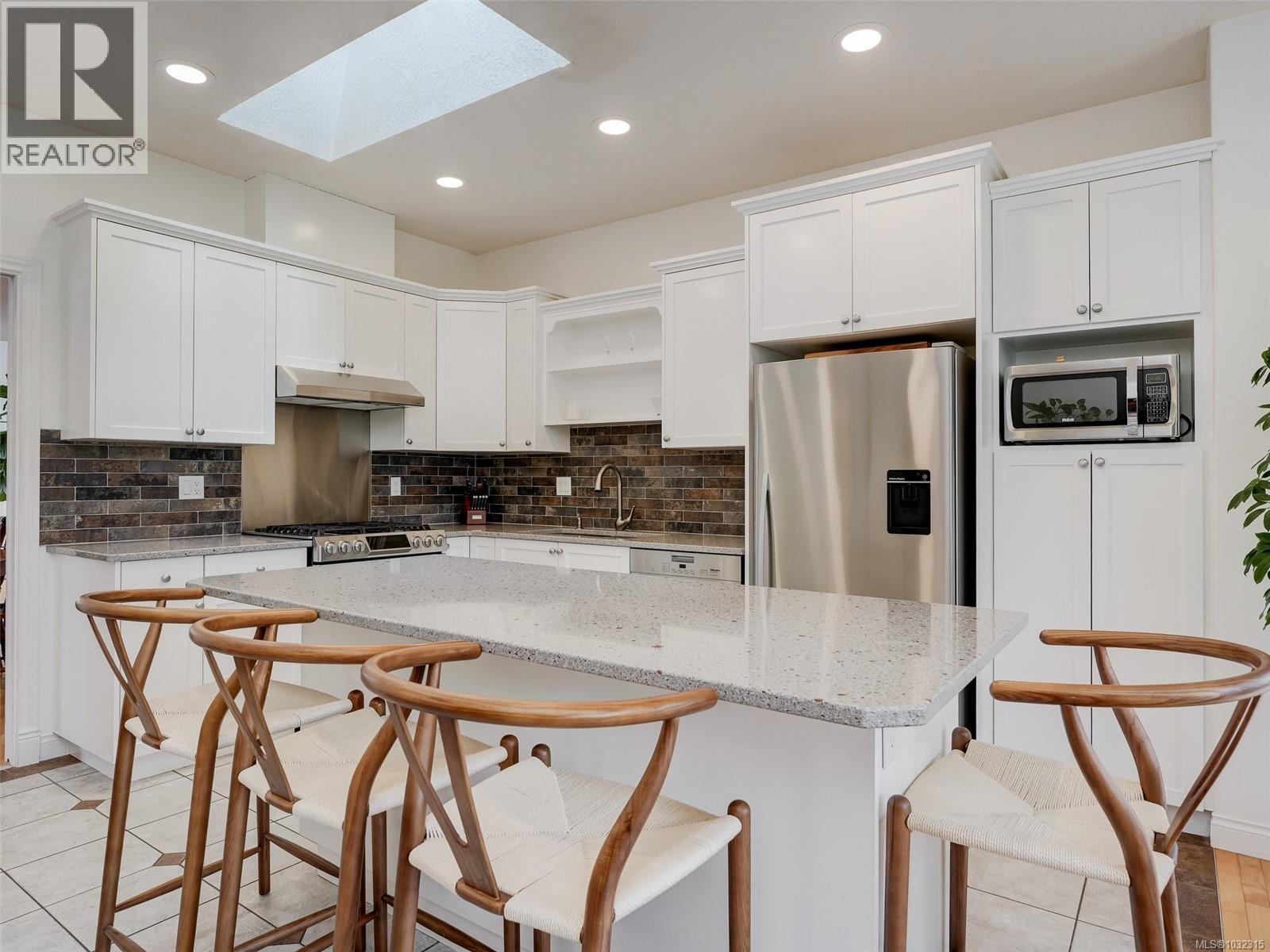  4205 Oakview Place, Saanich