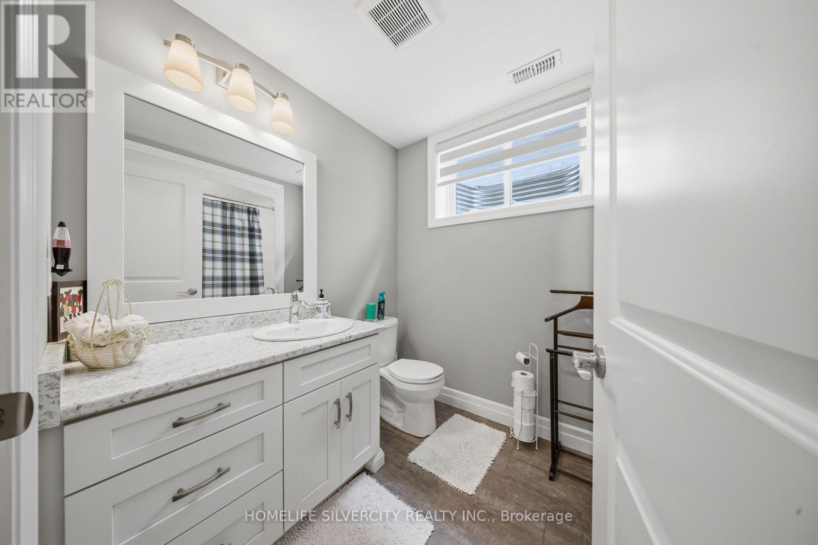 24 WINCHESTER CRESCENT - 32