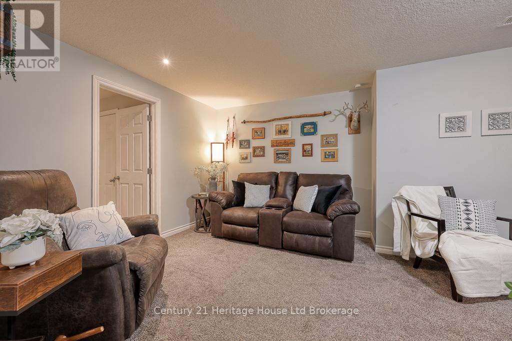 FAMILY ROOM LOWER LEVEL ( DOOR TO LOWER LVL FOYER)